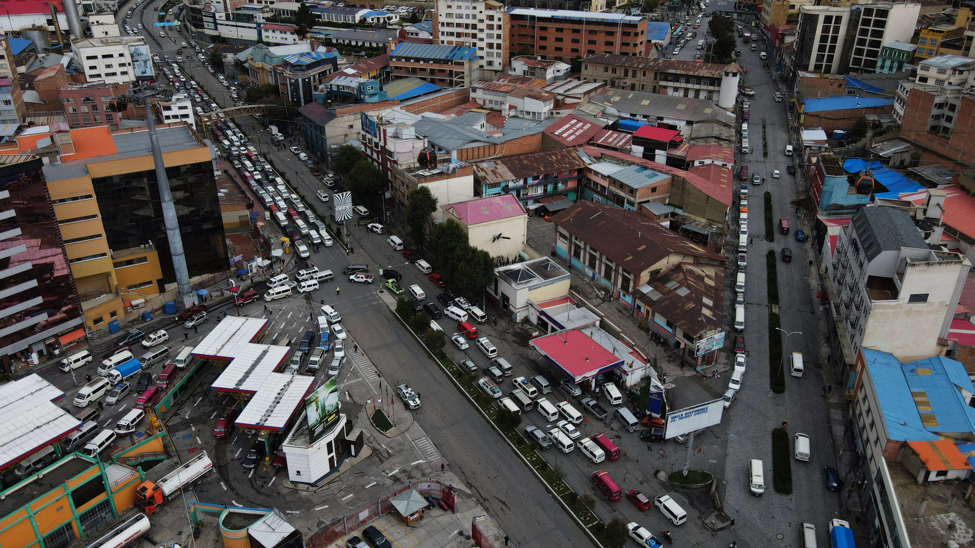 Fotografía aérea de vehículos esperando por combustible es una estación de servicio este martes, en La Paz (Bolivia). EFE/ Luis Gandarillas