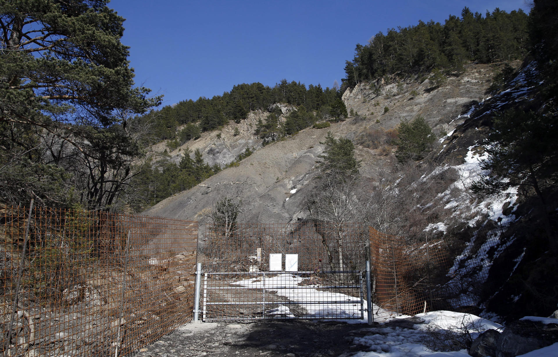 Imagen de archivo de la entrada al lugar del accidente del vuelo 4U 9525 de Germanwings, cerca de la localidad de Le Vernet, en el sur de Francia, el 22 de marzo de 2016. El vuelo 4U 9525 de Germanwings, con 144 pasajeros y seis tripulantes a bordo, de Barcelona, España, a Düsseldorf, Alemania, se estrelló el 24 de marzo de 2015 en los Alpes franceses cuando el copiloto derribó deliberadamente el Airbus A320. Se organizará una ceremonia en memoria de las víctimas. EPA/GUILLAUME HORCAJUELO