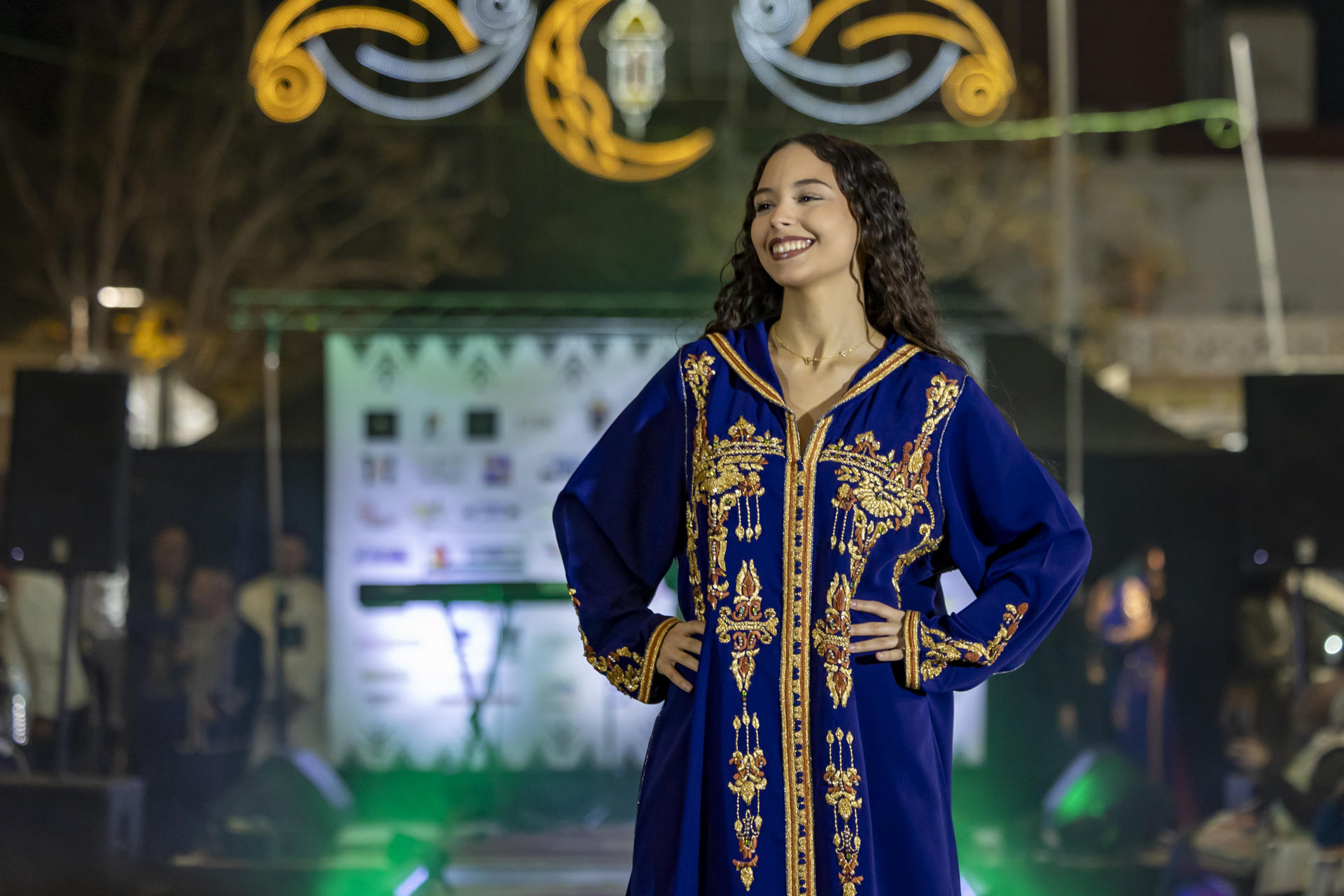 Melilla, 28 mar (EFE).- El popular barrio melillense del Rastro se ha convertido en la noche de este viernes en una gran pasarela de moda árabe donde las chilabas, caftanes y abayas de los comercios locales han acaparado la atención de un numeroso público a escasos metros de la Mezquita Central. EFE / José Manuel Giner Gutiérrez.