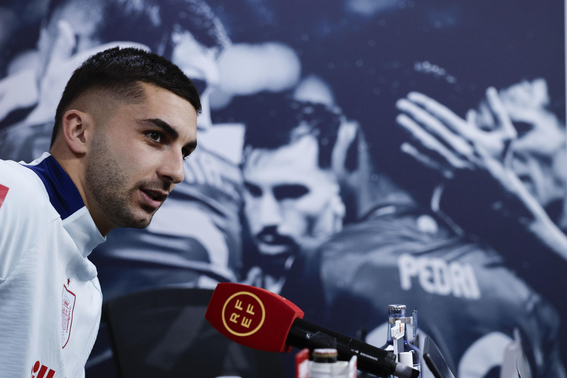 El jugador de la Selección española Ferrán Torrres ofrece una rueda de prensa este sábado, en Valencia, previo al partido de mañana domingo ante Países Bajos en el estadio de Mestalla. Una victoria que vale una Final a Cuatro por tercera vez consecutiva para la actual campeona de la Liga de Naciones, España, es lo que buscará este domingo el conjunto de Luis de la Fuente en Mestalla ante Países Bajos, en el partido de vuelta de cuartos de final tras rescatar un empate en el tiempo añadido en Róterdam. EFE/ Kai Forsterling