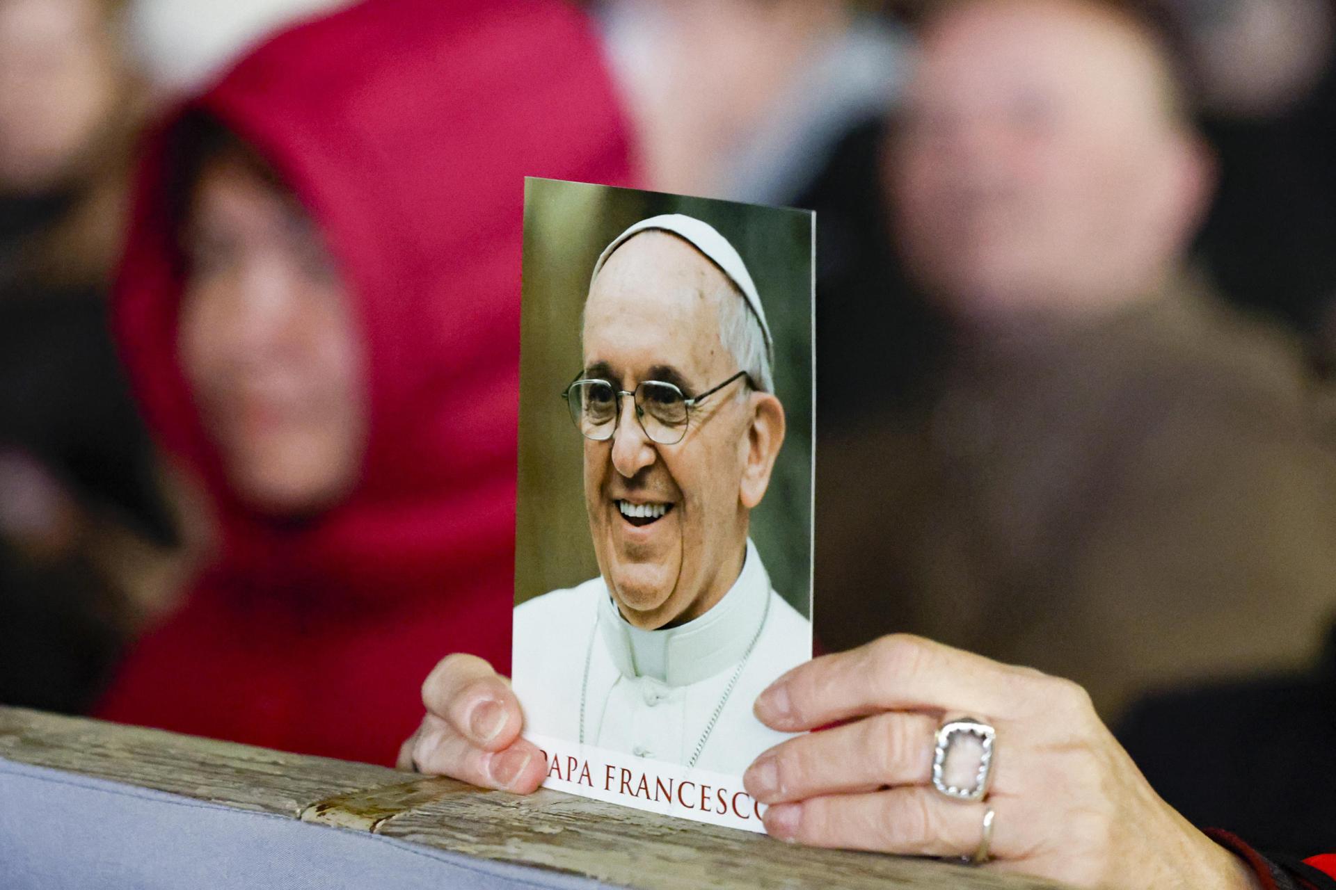 Los fieles asisten a una oración del Rosario por la salud del Papa Francisco, (Papa, Italia, Roma) EFE/EPA/FABIO FRUSTACI