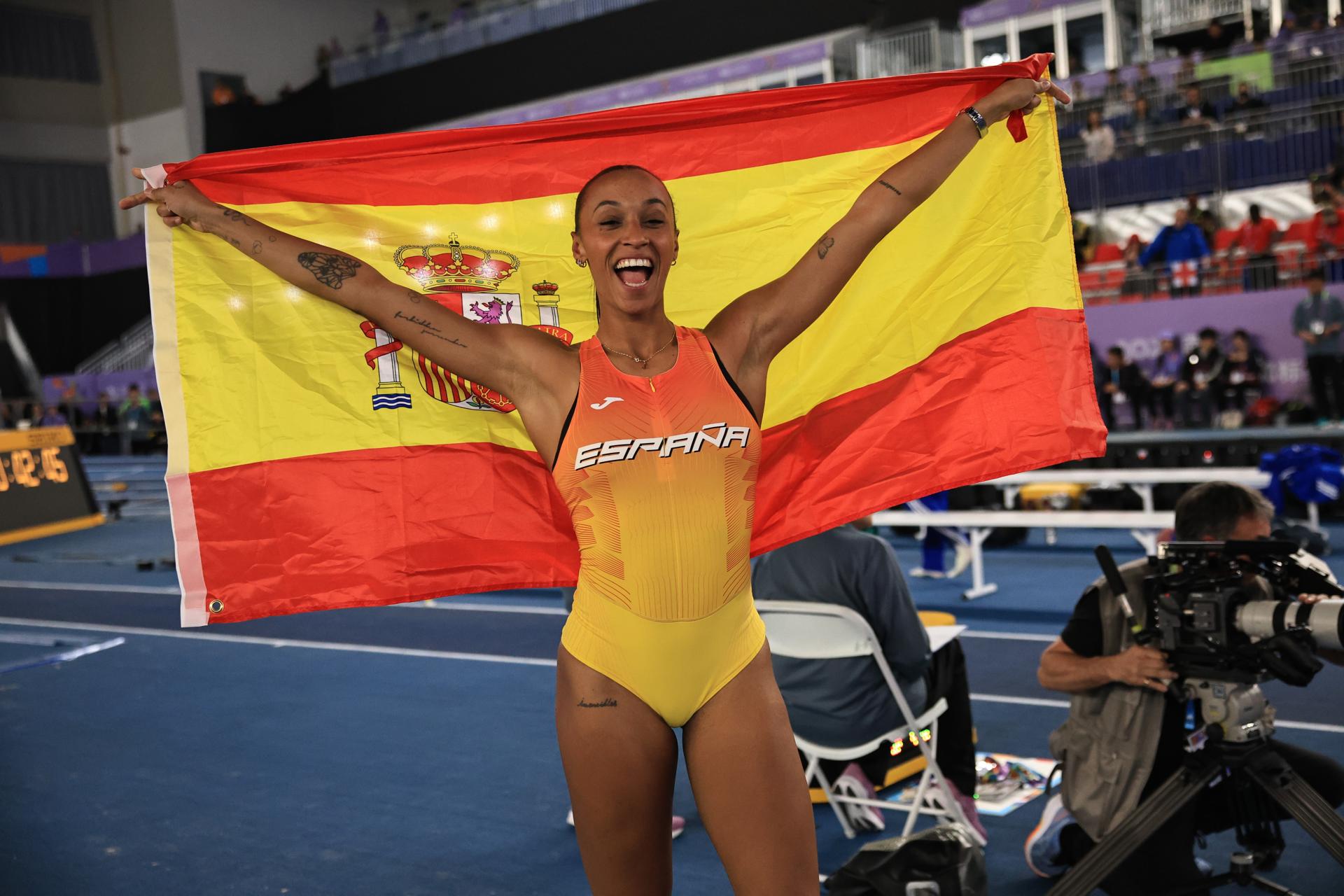 Ana Peleteiro celebrqa la conquista de la medalla de bronce en la final del triple salto de los Mundiales en pista cubierta de Nanjing, China. EFE/EPA/ANDRES MARTINEZ CASARES