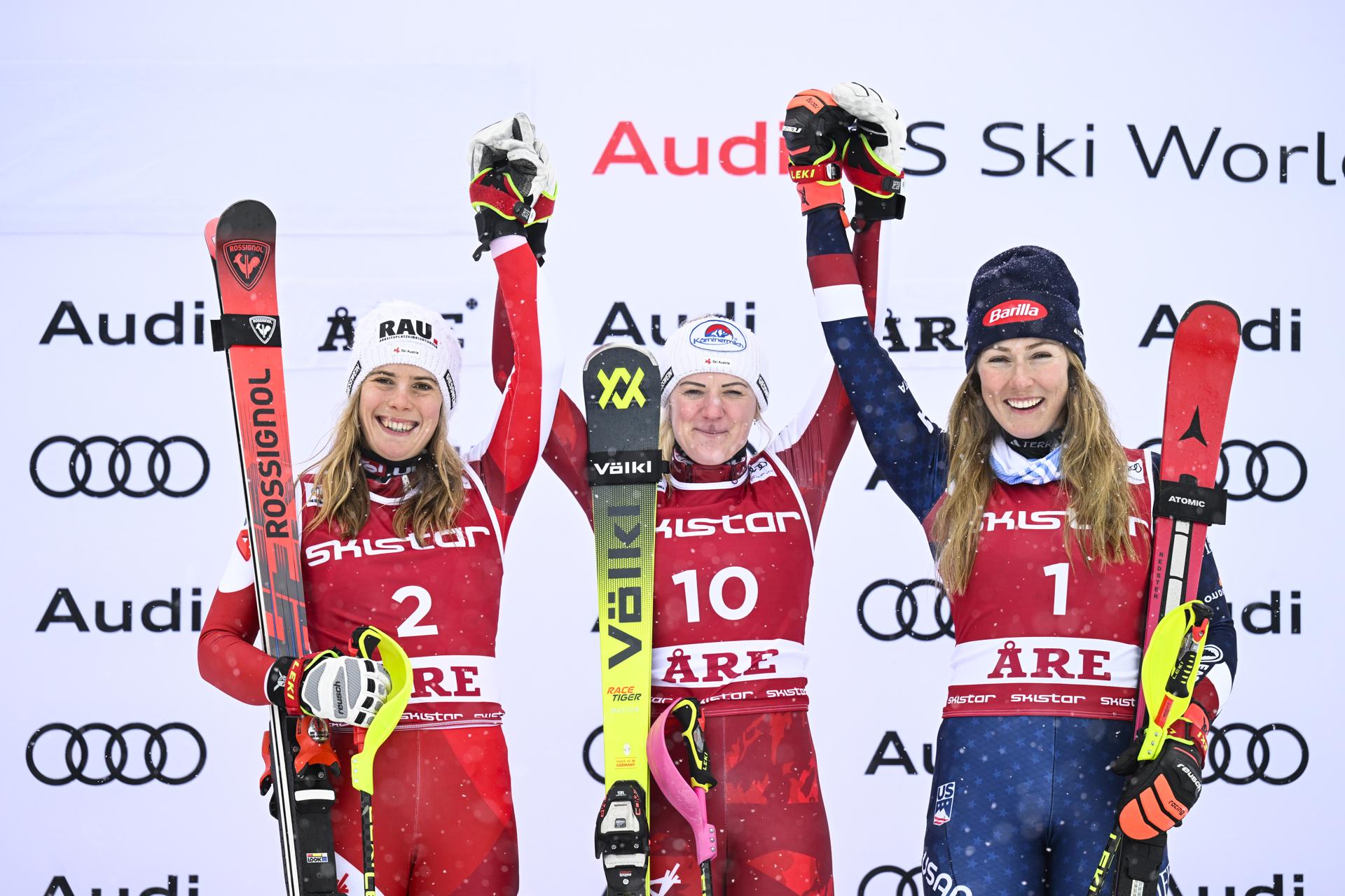 (De izqda. a dcha.) La segunda clasificada, la austriaca Katharina Liensberger; primera clasificada, la austriaca Katharina Truppe; y tercera clasificada, la estadounidense Mikaela Shiffrin, posan en el podio tras el eslalon de la Copa del Mundo de Esquí Alpino en Åre (Suecia) EFE/EPA/Pontus Lundahl