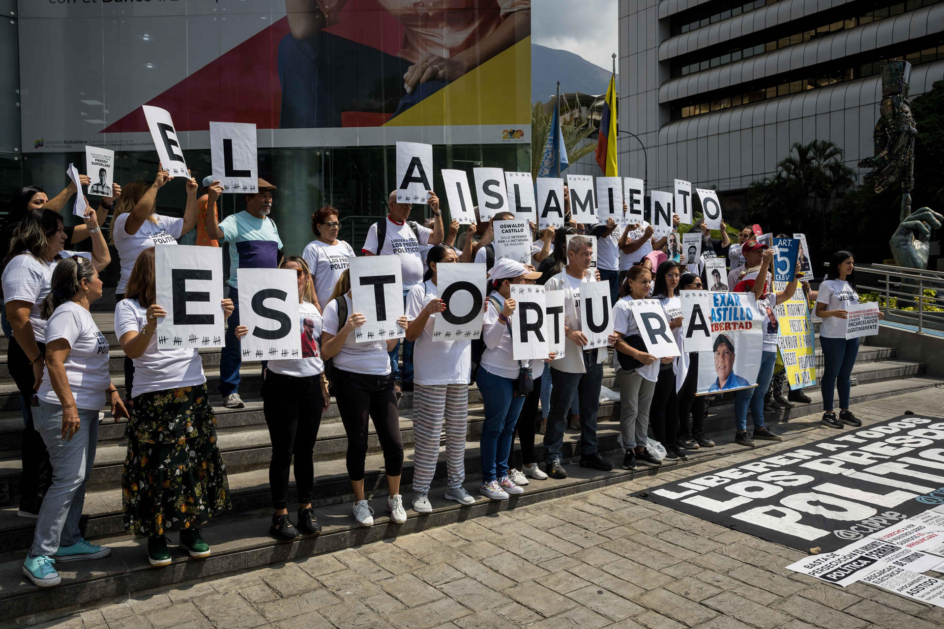 Una treintena de personas, entre ellas familiares de políticos presos, fue registrada este viernes, 28 de marzo, al protestar frente a la Oficina del Coordinador Residente de la ONU en Caracas (Venezuela), para exigir respuesta a estos casos por parte del Gobierno venezolano. EFE/Miguel Gutiérrez