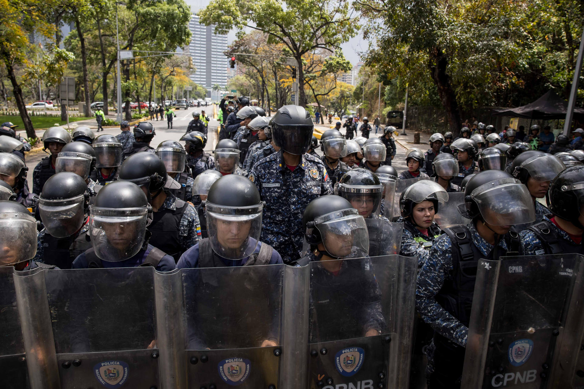 Integrantes de la Policía Nacional Bolivariana (PNB) custodian los accesos a la Universidad Central de Venezuela (UCV), este miércoles en Caracas (Venezuela). EFE/ Miguel Gutiérrez