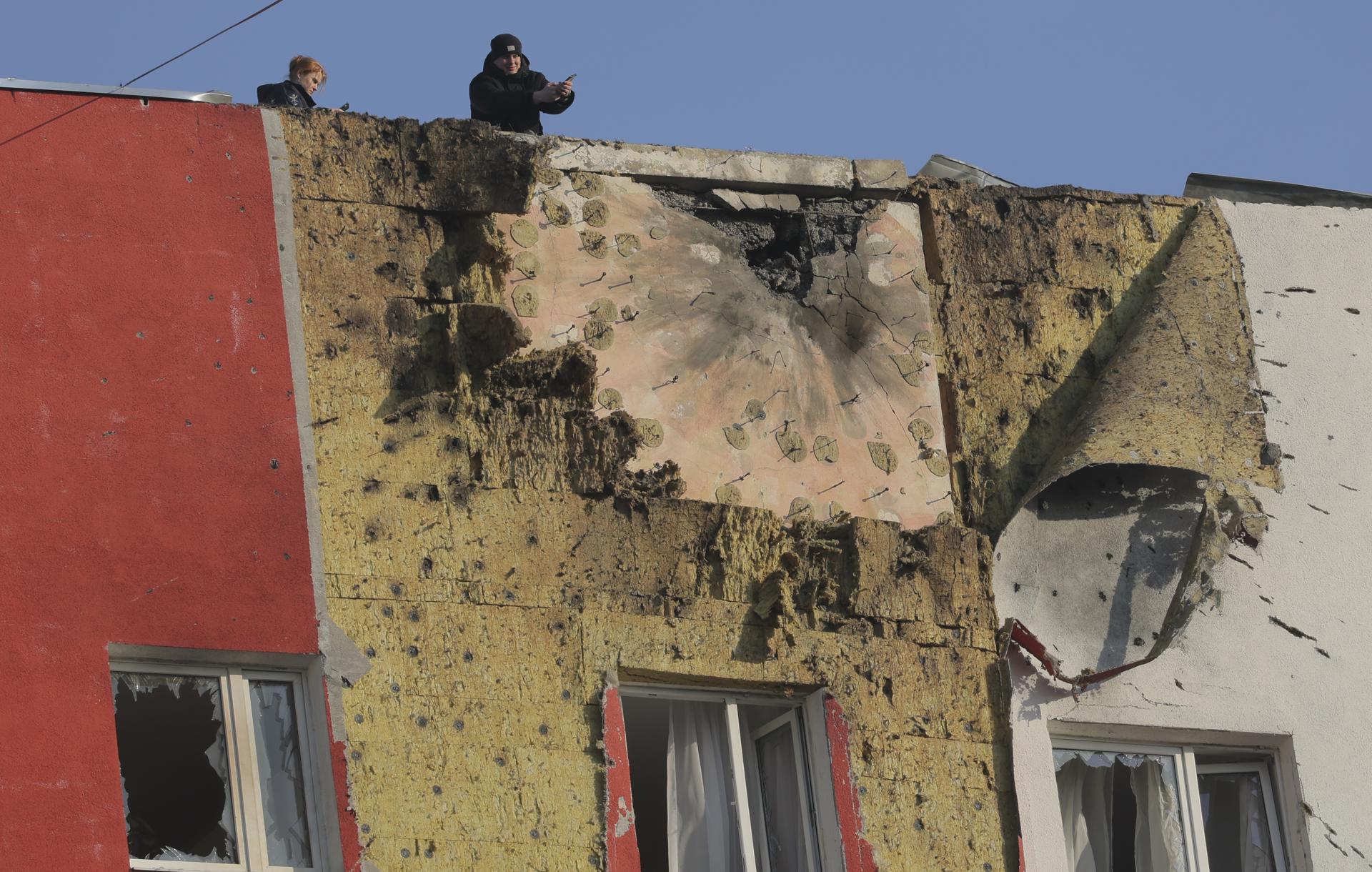 Daños en un edificio de Moscú tras el ataque ucraniano con drones de este 11 de marzo. EFE/EPA/MAXIM SHIPENKOV