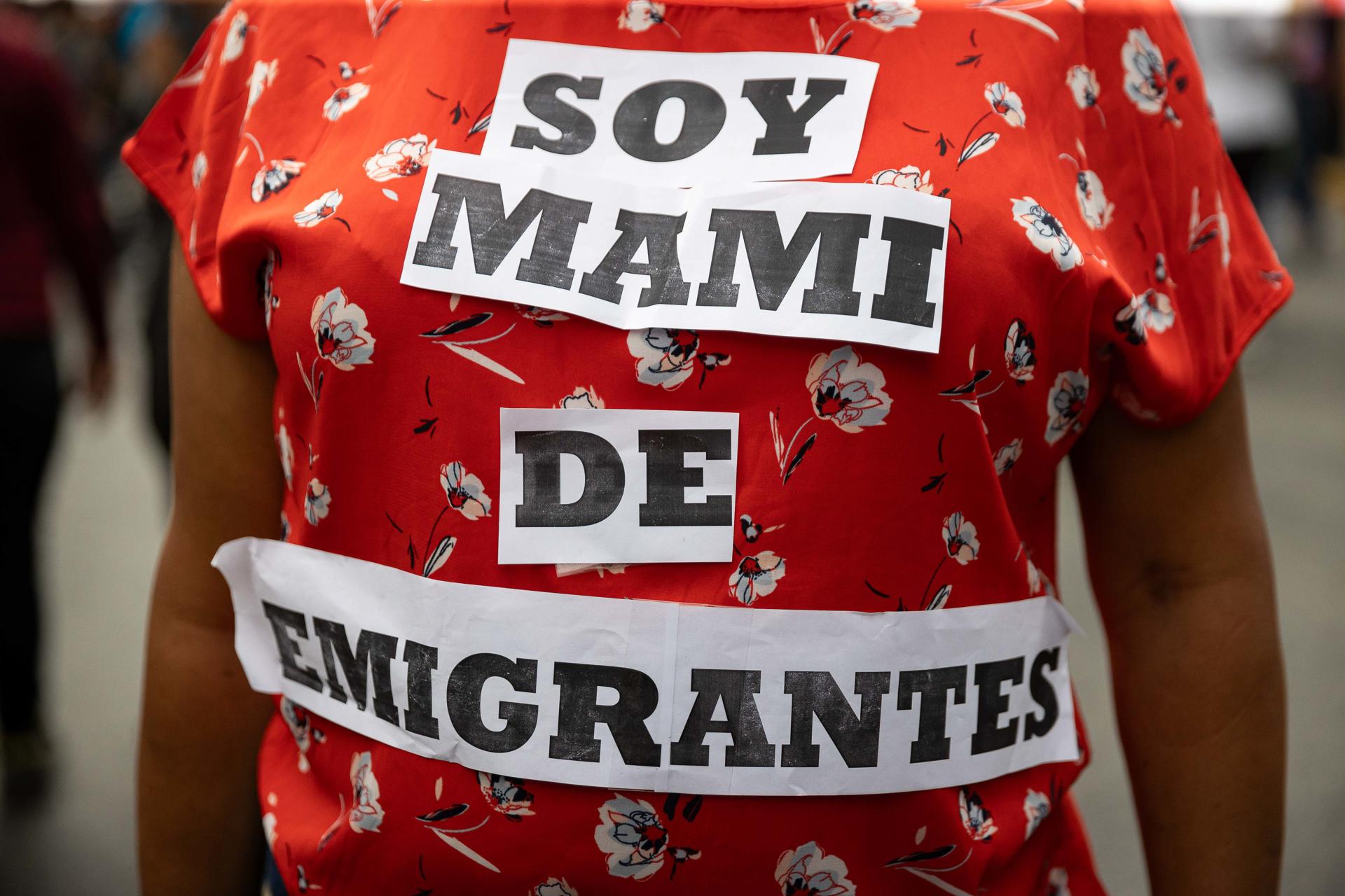 Una mujer participa durante una marcha oficialista en defensa de los migrantes venezolanos este martes, en Caracas (Venezuela). EFE/ Ronald Peña R