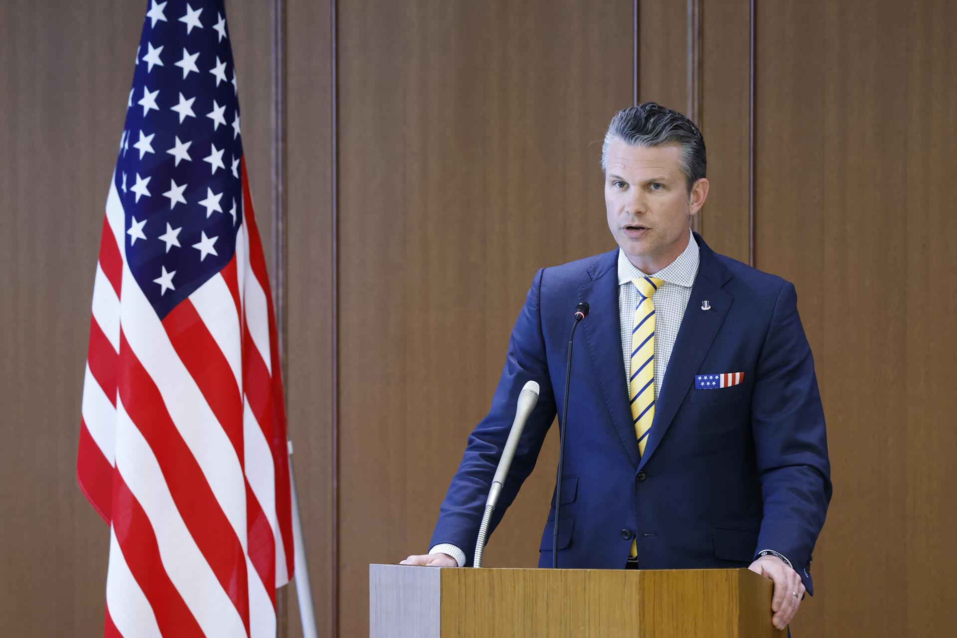 El secretario de Defensa de EE. UU., Pete Hegseth, habla durante una conferencia de prensa conjunta con el Ministro de Defensa de Japón, Gen Nakatani (no aparece en la imagen), en el Ministerio de Defensa en Tokio, Japón, 30 de marzo de 2025. (Japan, Tokyo) 
EFE/EPA/KIYOSHI OTA