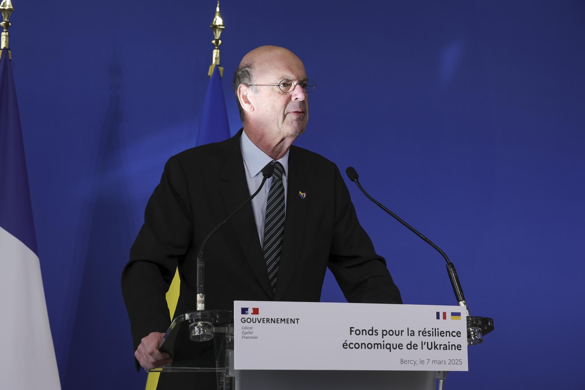 El Ministro de Economía de Francia, Eric Lombard, presenta el 'Fondo de Ucrania' sobre las inversiones francesas en Ucrania, el 7 de marzo de 2025. EFE/EPA/TERESA SUAREZ