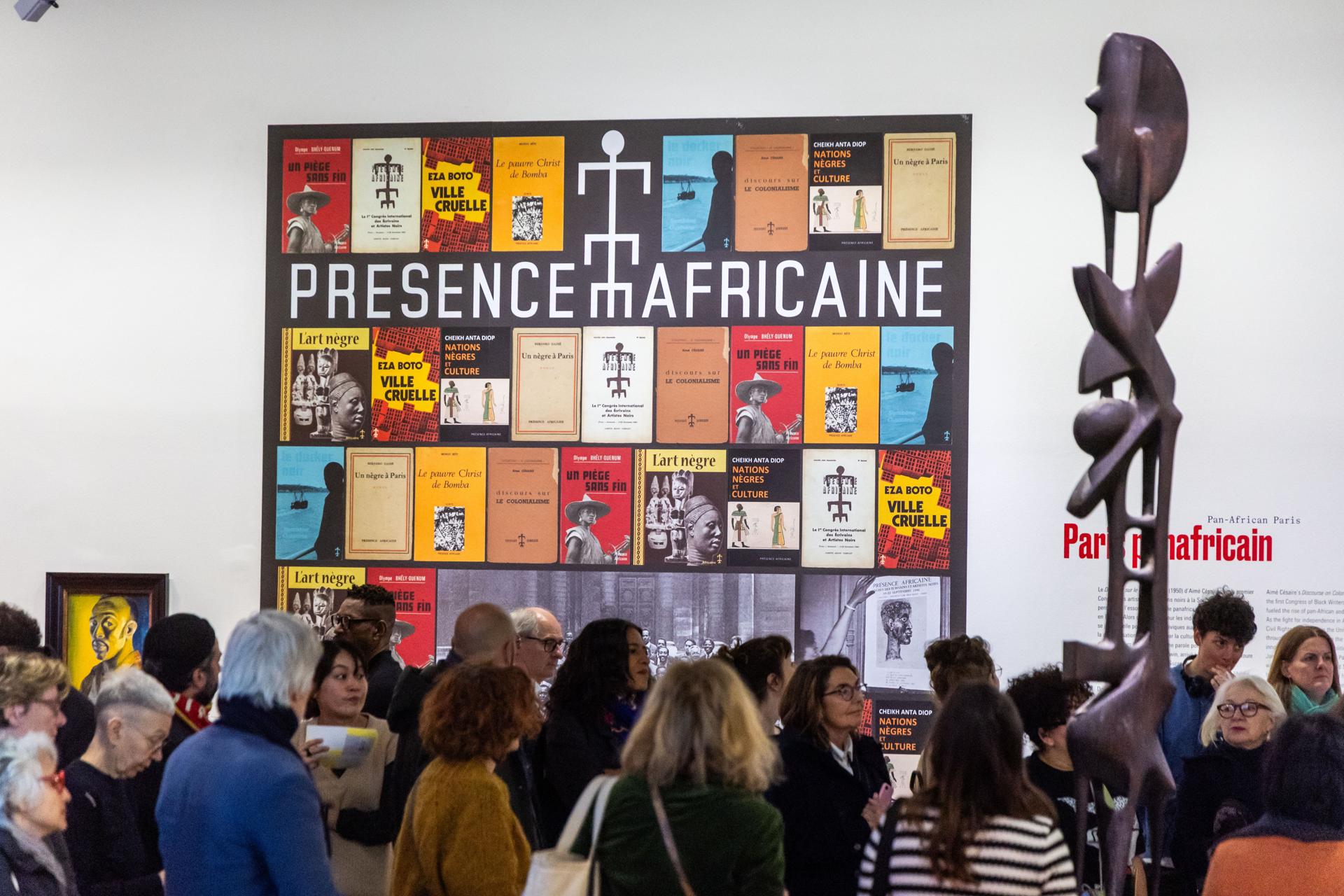 Visitantes de la exposición Paris Noir en el Centro Pompidou de París. EFE/EPA/CHRISTOPHE PETIT TESSON