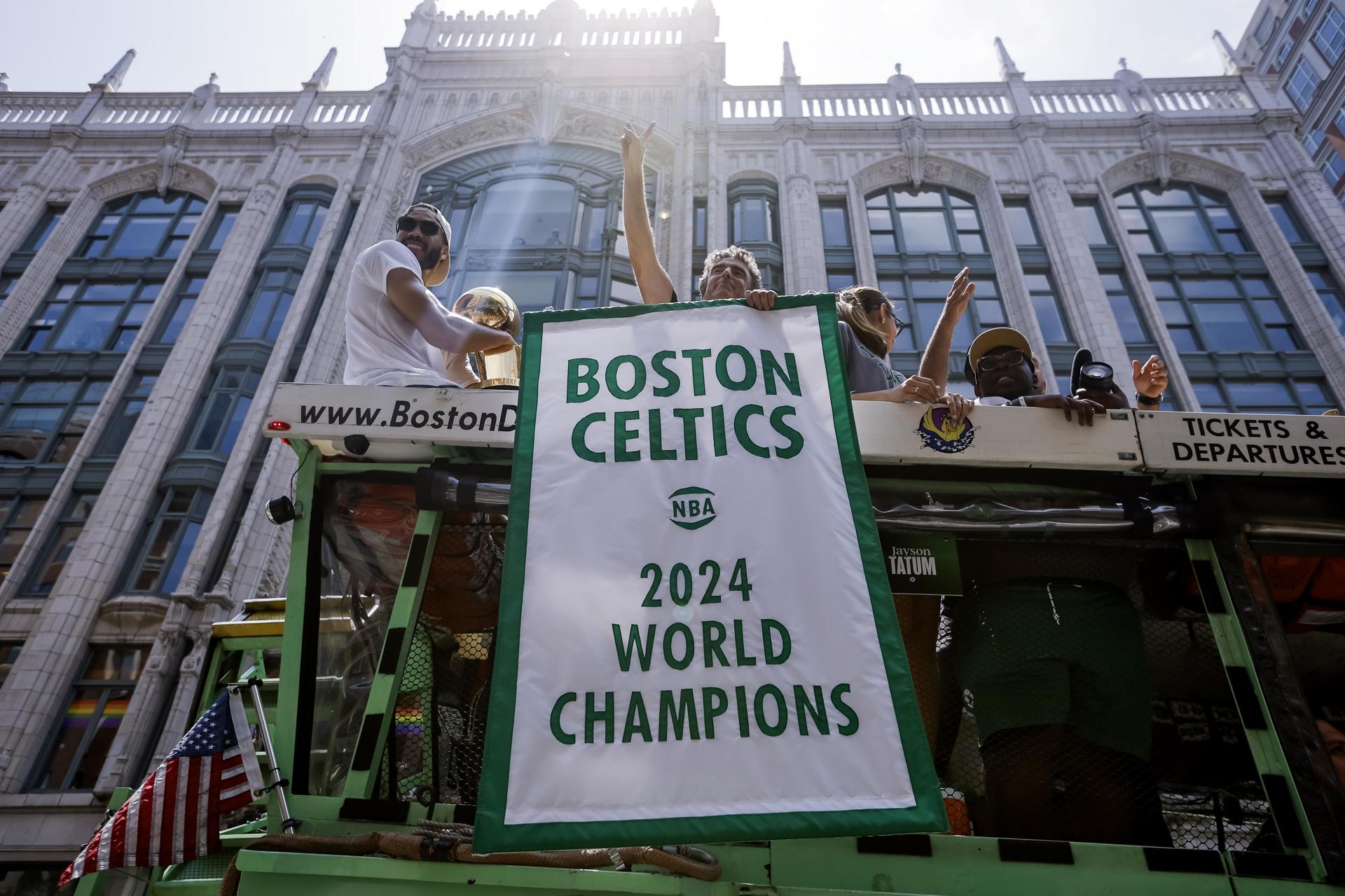Lo jugadores de los Boston Celtics celebran su histórico anillo en 2024. en la EFE/EPA/CJ GUNTHER