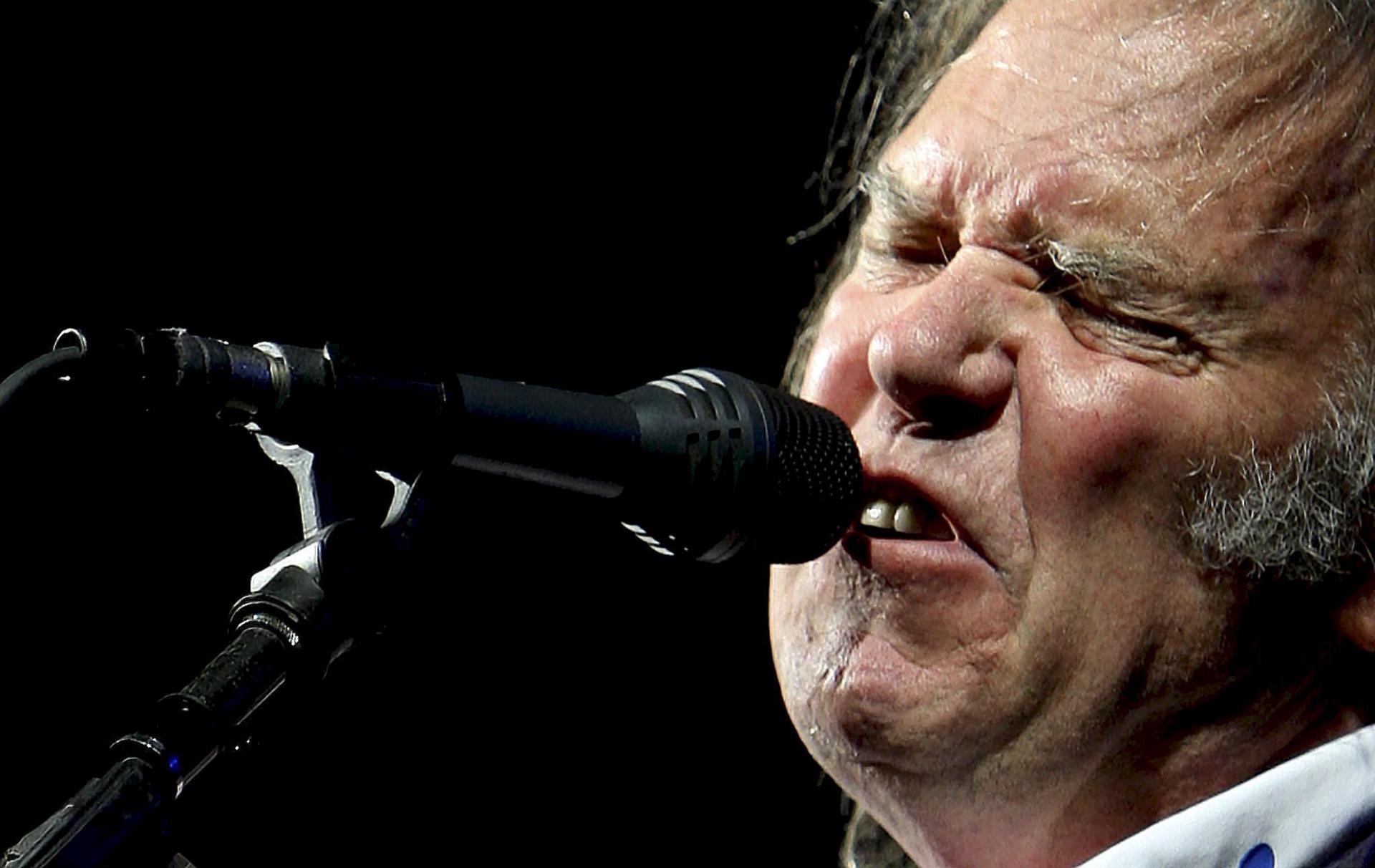 Fotografía de archivo en la que se registró una presentación del rockero canadiense Neil Young, en Barcelona (España). EFE/Alberto Estévez