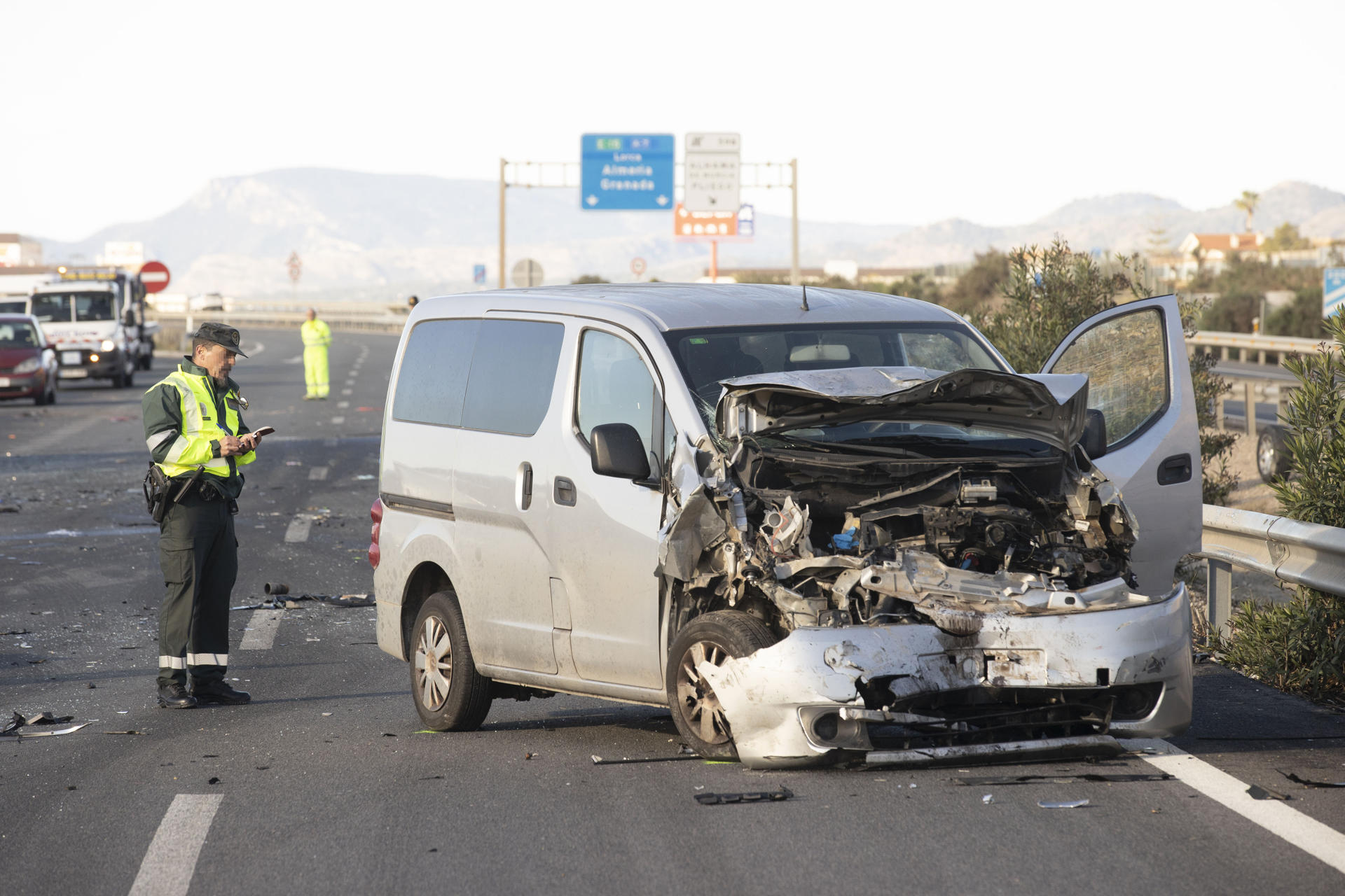 Un conductor ha fallecido este domingo a primera hora de la mañana en un accidente de tráfico ocurrido en el kilómetro 598 de la A-7 en sentido Murcia, según han informado a EFE fuentes de la Guardia Civil de Tráfico.  EFE/ Marcial Guillén