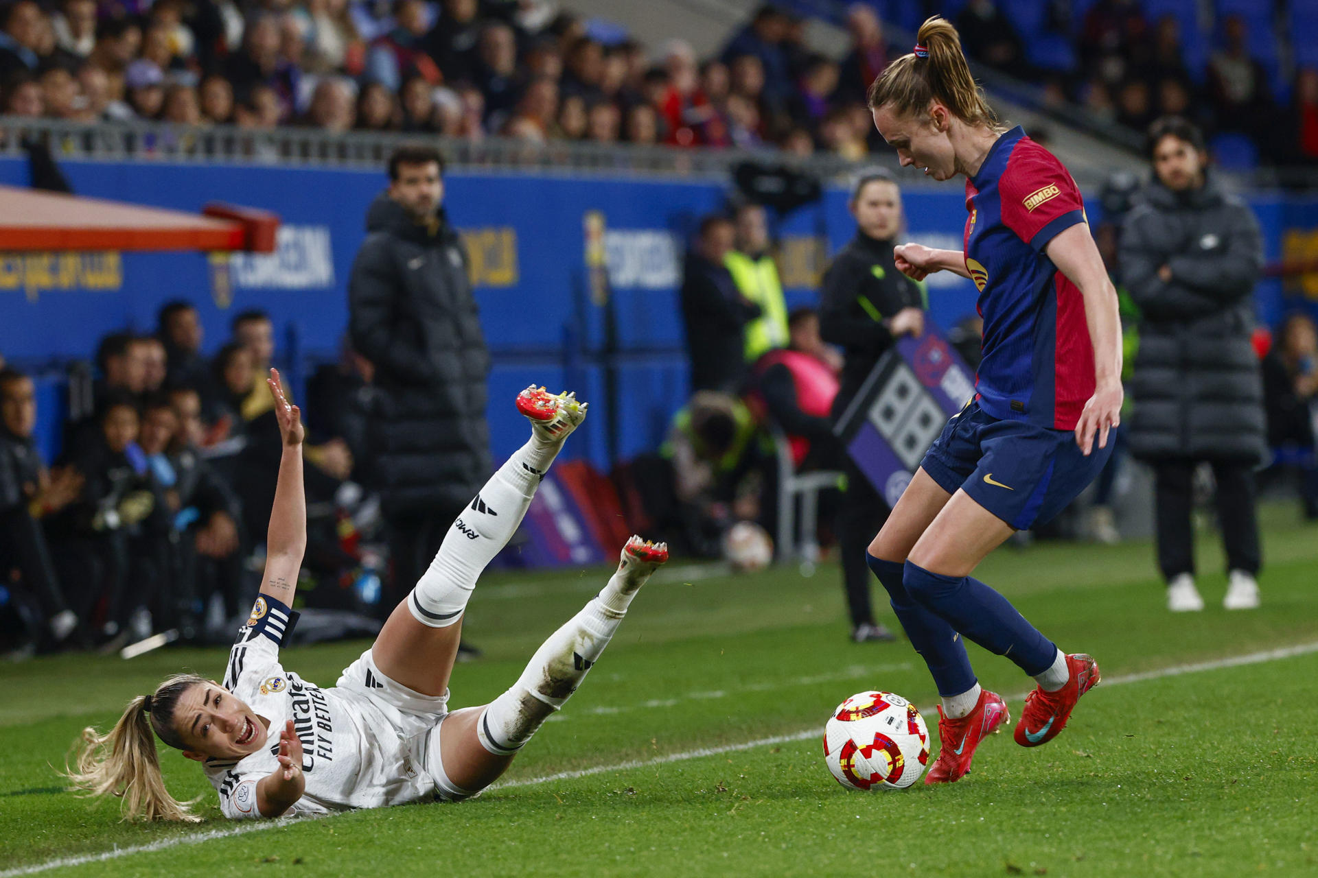 La defensa del Real Madrid Olga Carmona (i) lucha con la delantera noruega del Fc Barcelona Caroline Graham Hansen (d) este miércoles, durante el encuentro correspondiente al partido de vuelta de las semifinales de la Copa de la Reina, en el estadio Johan Cruyff de la localidad barcelonesa de Sant Joan Despi. EFE/ Quique García