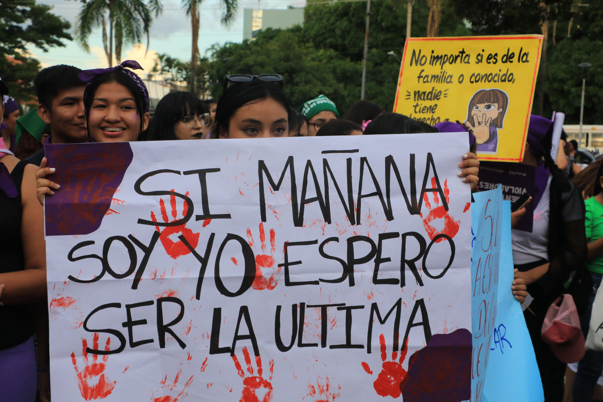 Una mujer sostiene un cartel durante una manifestación en el marco del Día Internacional de la Mujer este sábado, en Santa Cruz (Bolivia). EFE/ Juan Carlos Torrejón