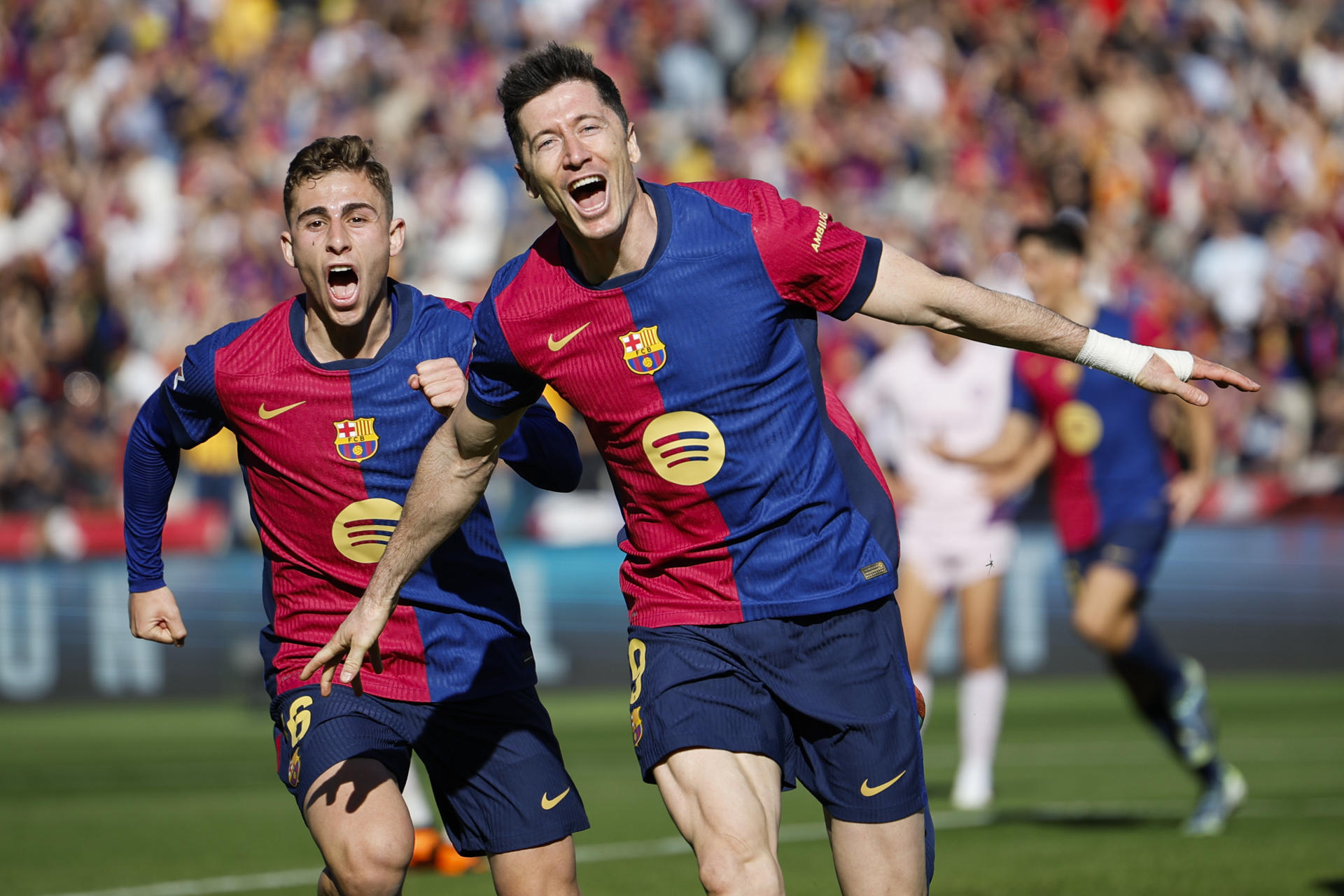 El delantero del Barcelona Robert Lewandowski celebra su segundo gol contra el Girona, durante el partido de la jornada 29 de LaLiga que FC Barcelona y Girona disputan este domingo en el estadio Lluis Companys de Barcelona. EEFE/ Alberto Estévez