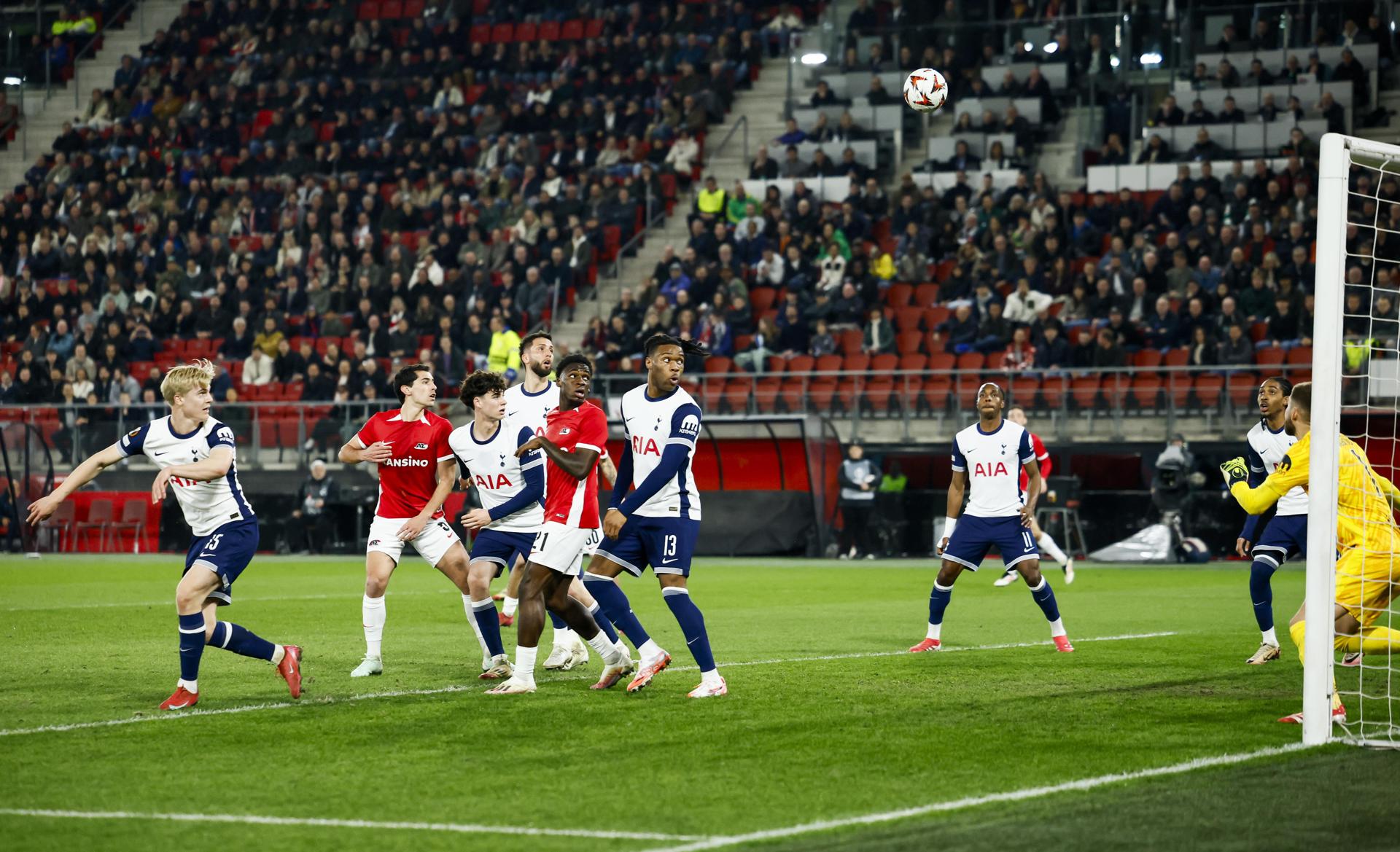 Lucas Bergvall, en la acción del gol en propia puerta del Tottenham. EFE/EPA/KOEN VAN WEEL