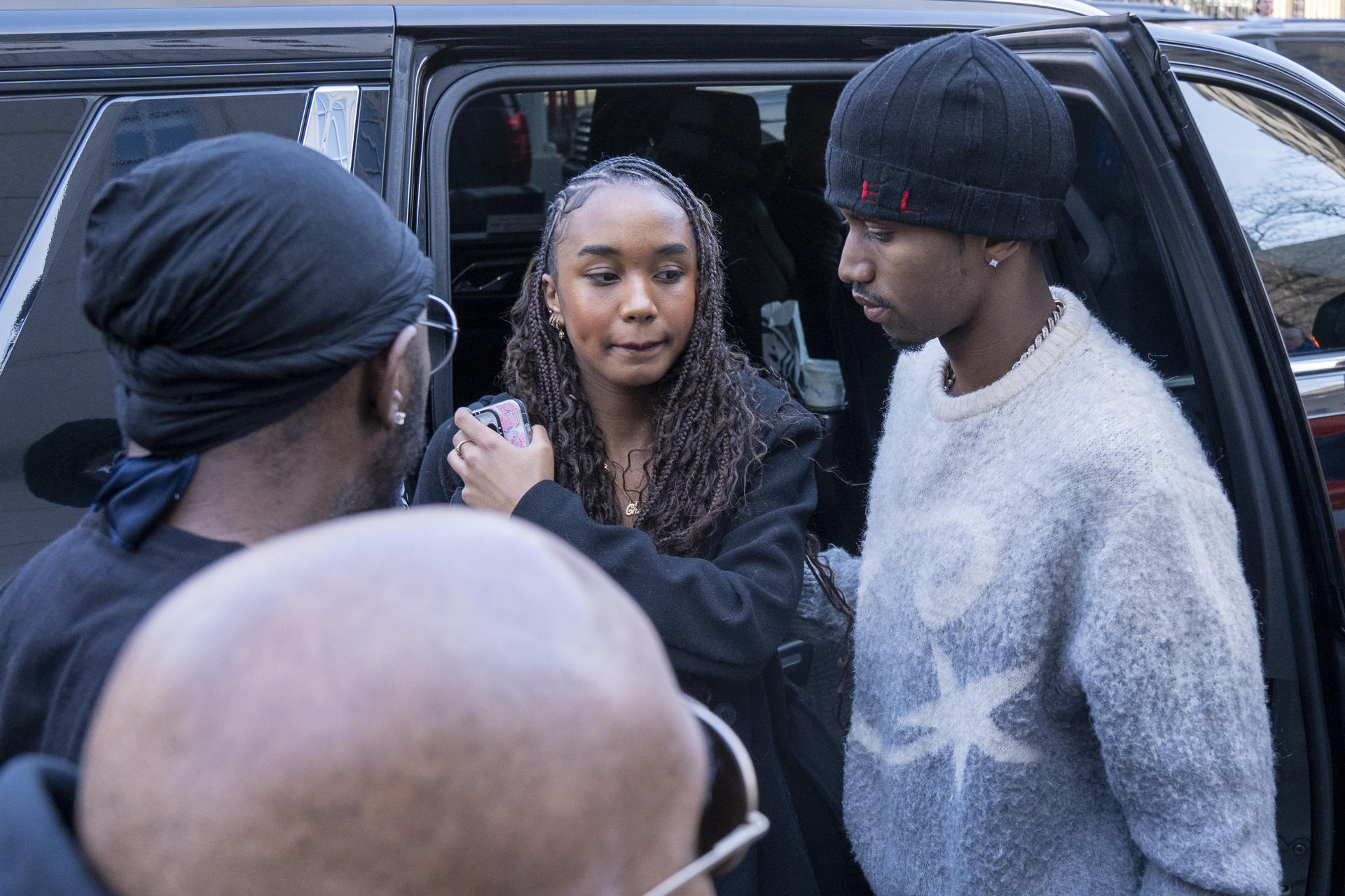 Los hijos del rapero y ejecutivo discográfico estadounidense Sean Combs, Chance Combs (c) y Christian Combs (d) llegan a la corte federal de Manhattan este 14 de marzo de 2025, en Nueva York (Estados Unidos). EFE/ Angel Colmenares