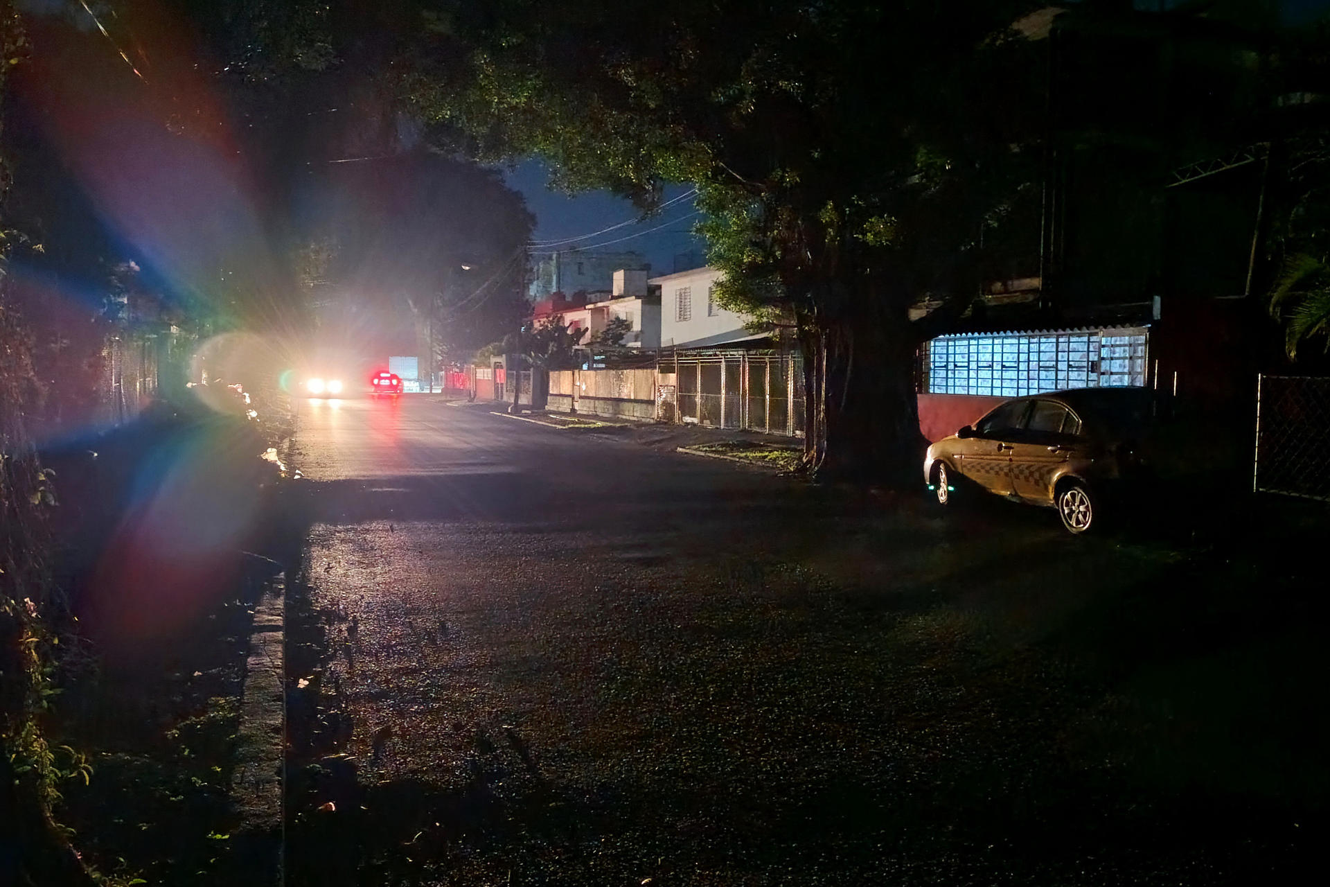 Fotografía de una calle sin luz este viernes, durante un apagón en La Habana (Cuba). EFE/ Ernesto Mastrascusa