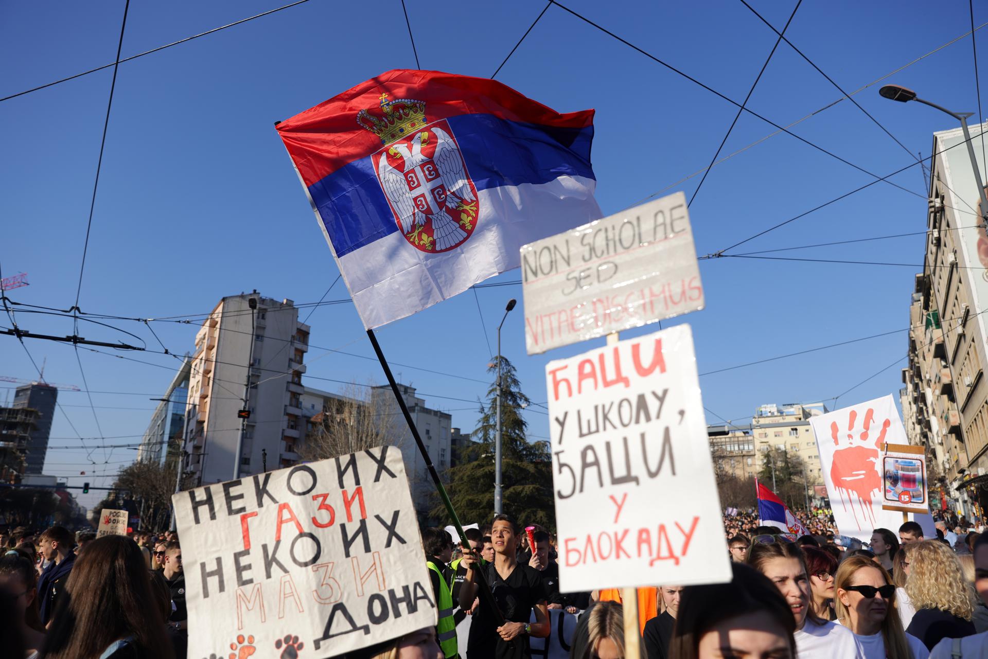 Los manifestantes agitan una bandera serbia durante una protesta en Belgrado, Serbia, 07 de marzo de 2025. Los estudiantes universitarios están convocando a una acción de huelga general, exigiendo responsabilidad después de que quince personas perdieran la vida en el colapso del toldo de la estación de trenes de Novi Sad en noviembre de 2024. El edificio de la estación, que había sido renovado y reabierto en julio de 2024, estaba sufriendo más renovaciones poco antes del colapso. (Protestas, Belgrado) EFE/EPA/ANDREJ CUKIC