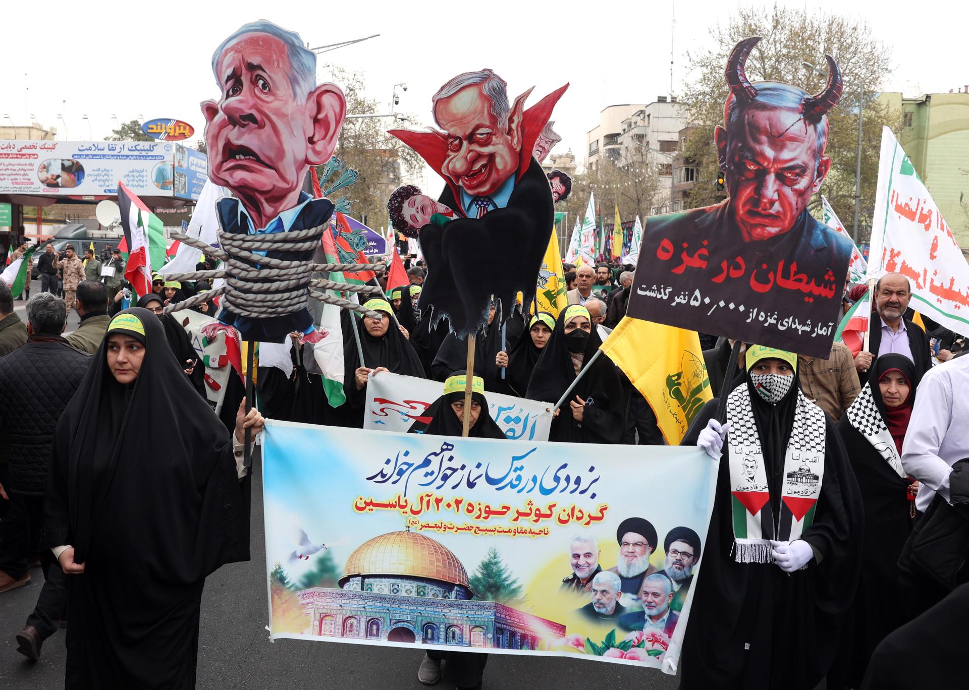 Iraníes llevan carteles que representan al primer ministro israelí, Benjamín Netanyahu, como un demonio, durante una manifestación para conmemorar el Día de Al-Quds (Jerusalén) en Teherán, Irán, el 28 de marzo de 2025.  EFE/EPA/ABEDIN TAHERKENAREH