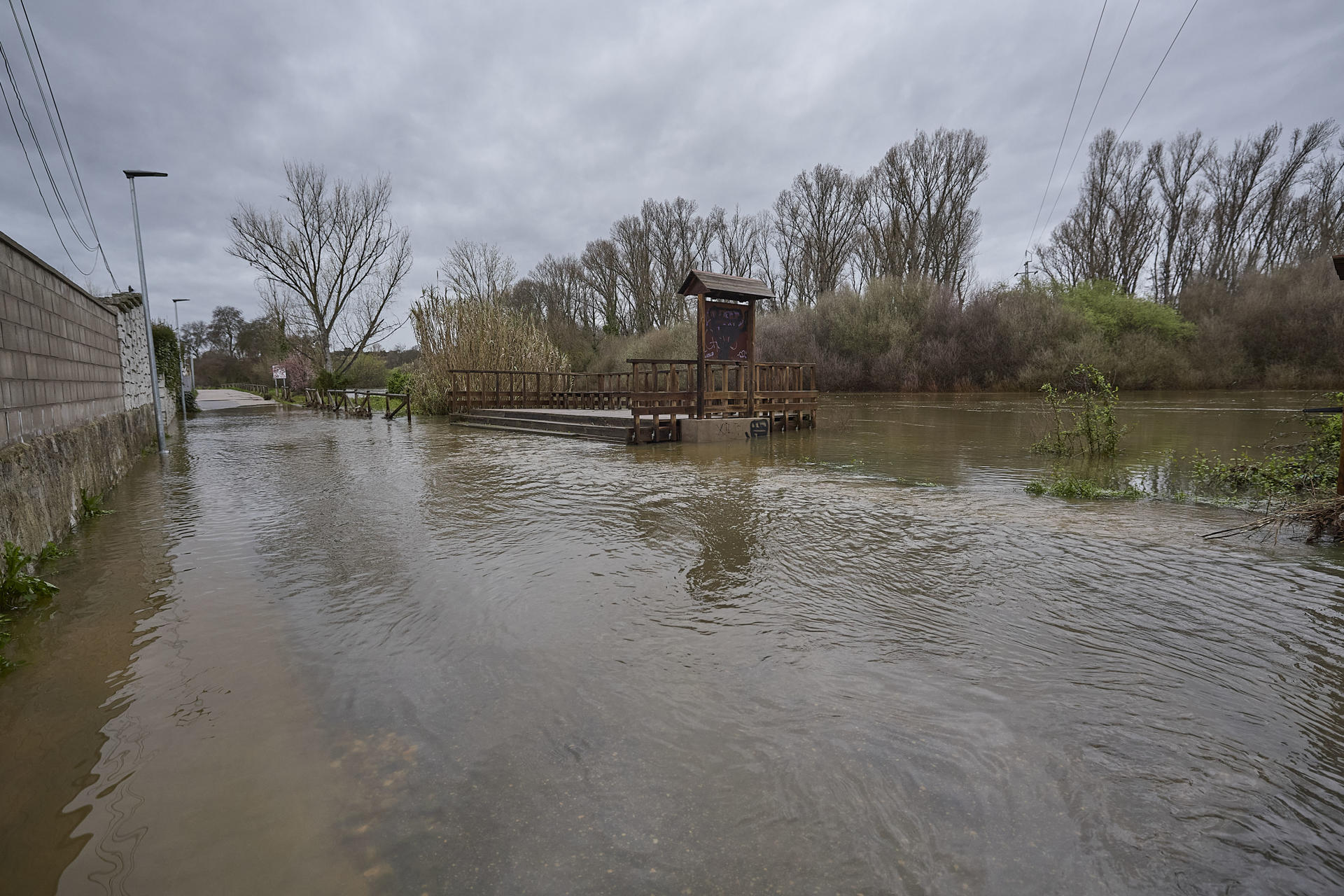 Imagen de inundaciones en la localidad toledana de Escalona por el desbordamiento del Alberche. EFE/Manu Reino
