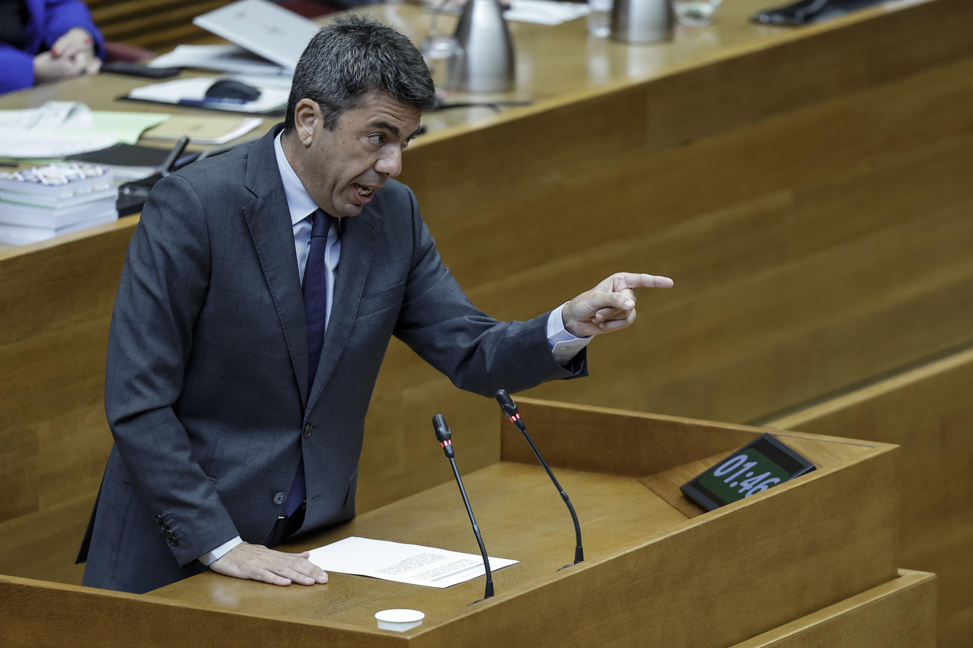 El president de la Generalitat, Carlos Mazón, interviene durante la sesión de control en Les Corts en la que la gestión de la dana del 29 de octubre centrará nuevamente el pleno. EFE/Ana Escobar