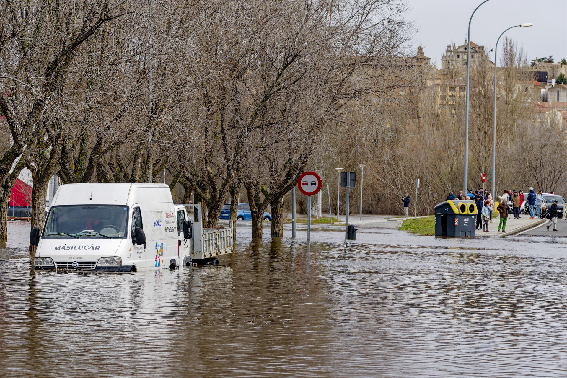 Vista de la AV-900 cortada por la crecida de los ríos Adaja y Chico este viernes en Ávila. EFE/ Raúl Sanchidrián