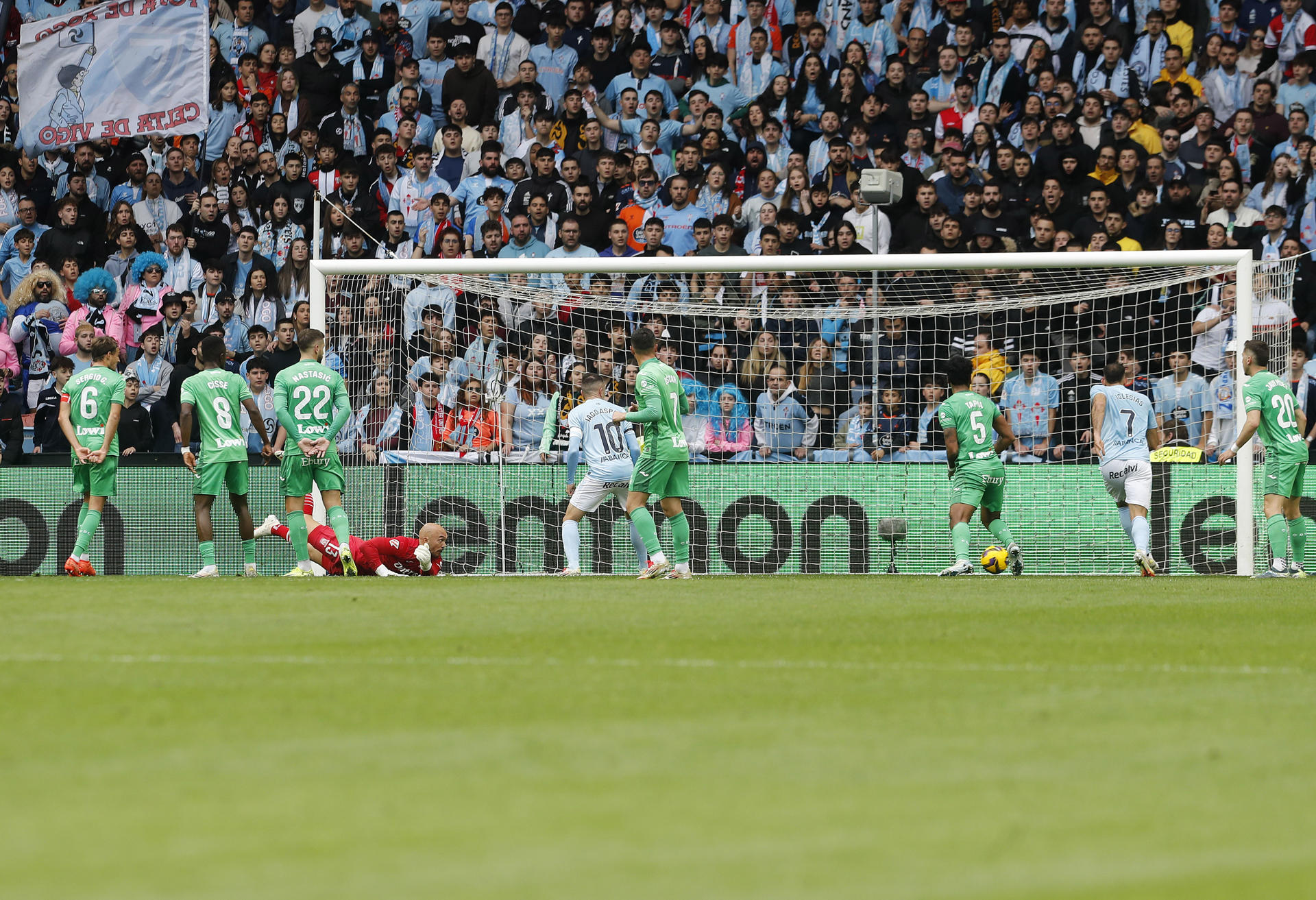 Gol marcardo por el jugador del Celta de Vigo Óscar Mingueza durante el partido de Liga celebrado en el estadio Balaídos de Vigo. EFE/Salvador Sas