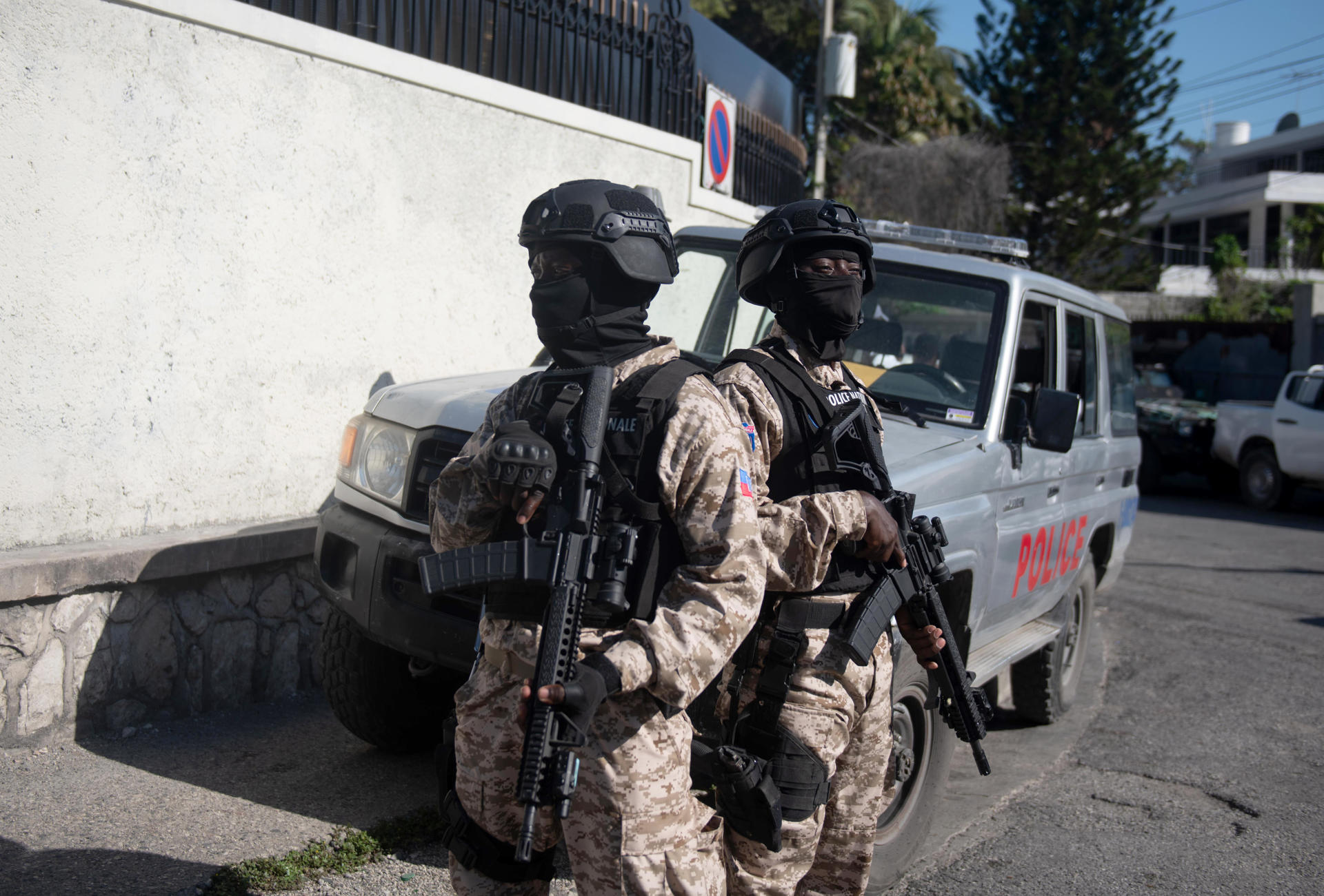 Fotografía de archivo en la que se registró a un par de policías a custodiar una calle de Puerto Principe (Haití). EFE/Johnson Sabin