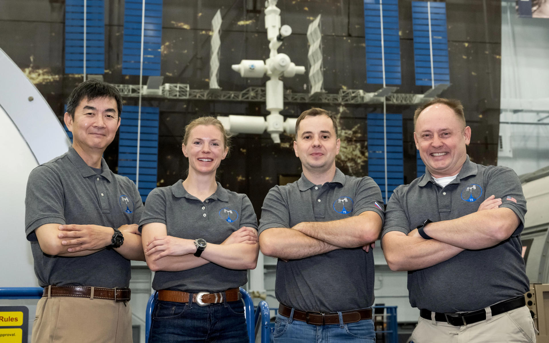 Fotografía cedida por la NASA donde aparecen los miembros de la tripulación del Crew-11 de SpaceX de izquierda a derecha, el especialista de misión Kimiya Yui, de la Agencia de Exploración Aeroespacial de Japón (JAXA), la comandante de la misión, la astronauta Zena Cardman, el especialista de misión Oleg Platonov, de Roscosmos y el piloto de la NASA, el astronauta Mike Fincke, posando dentro de la Instalación de Maquetas de Vehículos Espaciales en el Centro Espacial Johnson de la agencia en Houston, Texas (EE.UU.). EFE/NASA