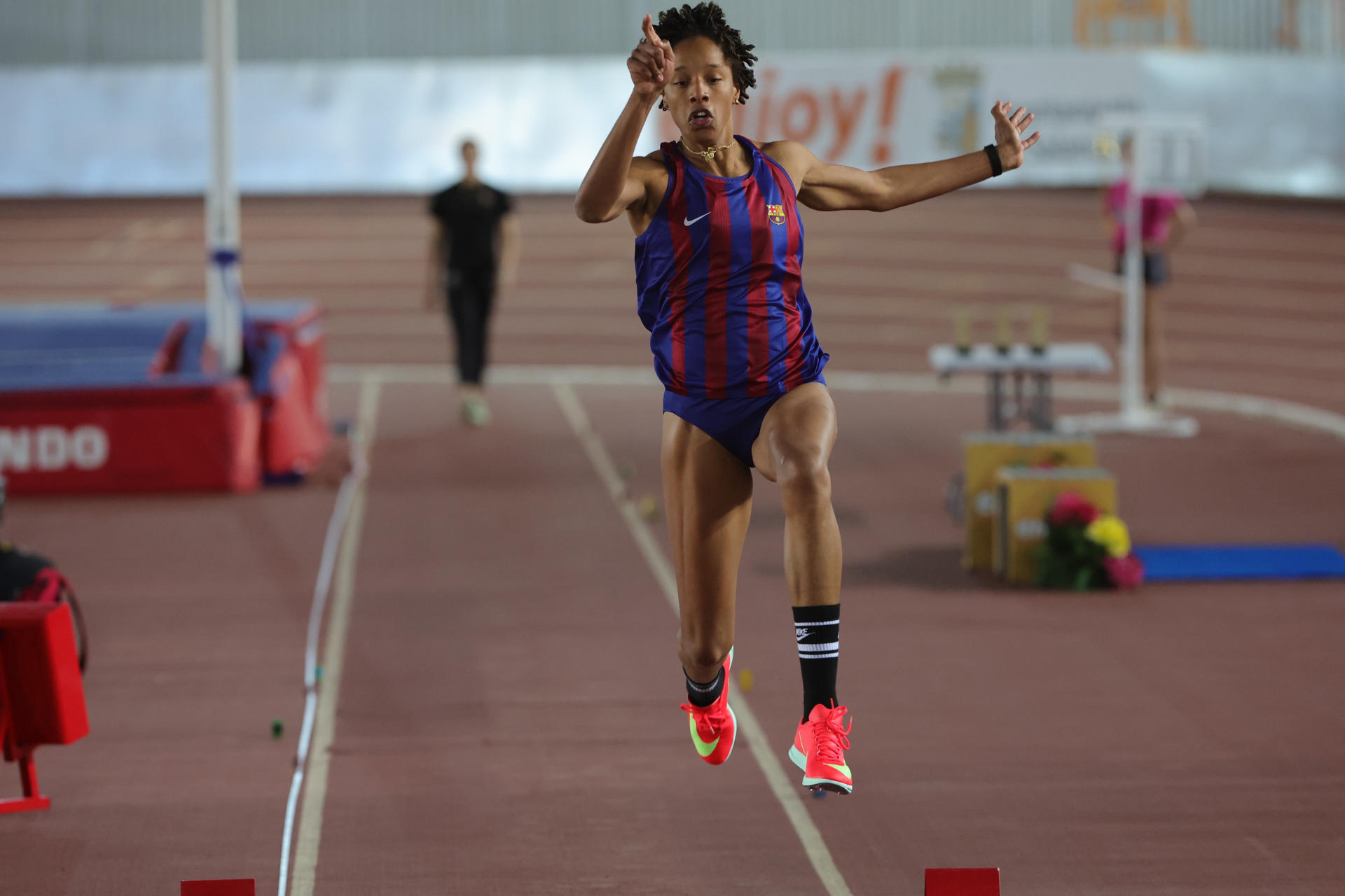 La atleta venezolana Yulimar Rojas ha abandonado el concurso de salto de longitud en su vuelta a la competición hoy domingo en el I Trofeo de Atletismo Ciudad de Salamanca. EFE/JMGARCIA