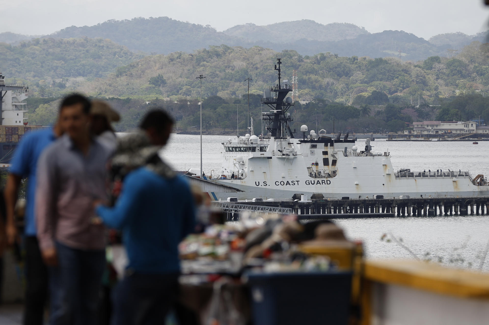 Fotografía de archivo de buque de la Guardia Costera de Estados Unidos permanece anclado en la entrada del canal de Panamá. EFE/ Bienvenido Velasco