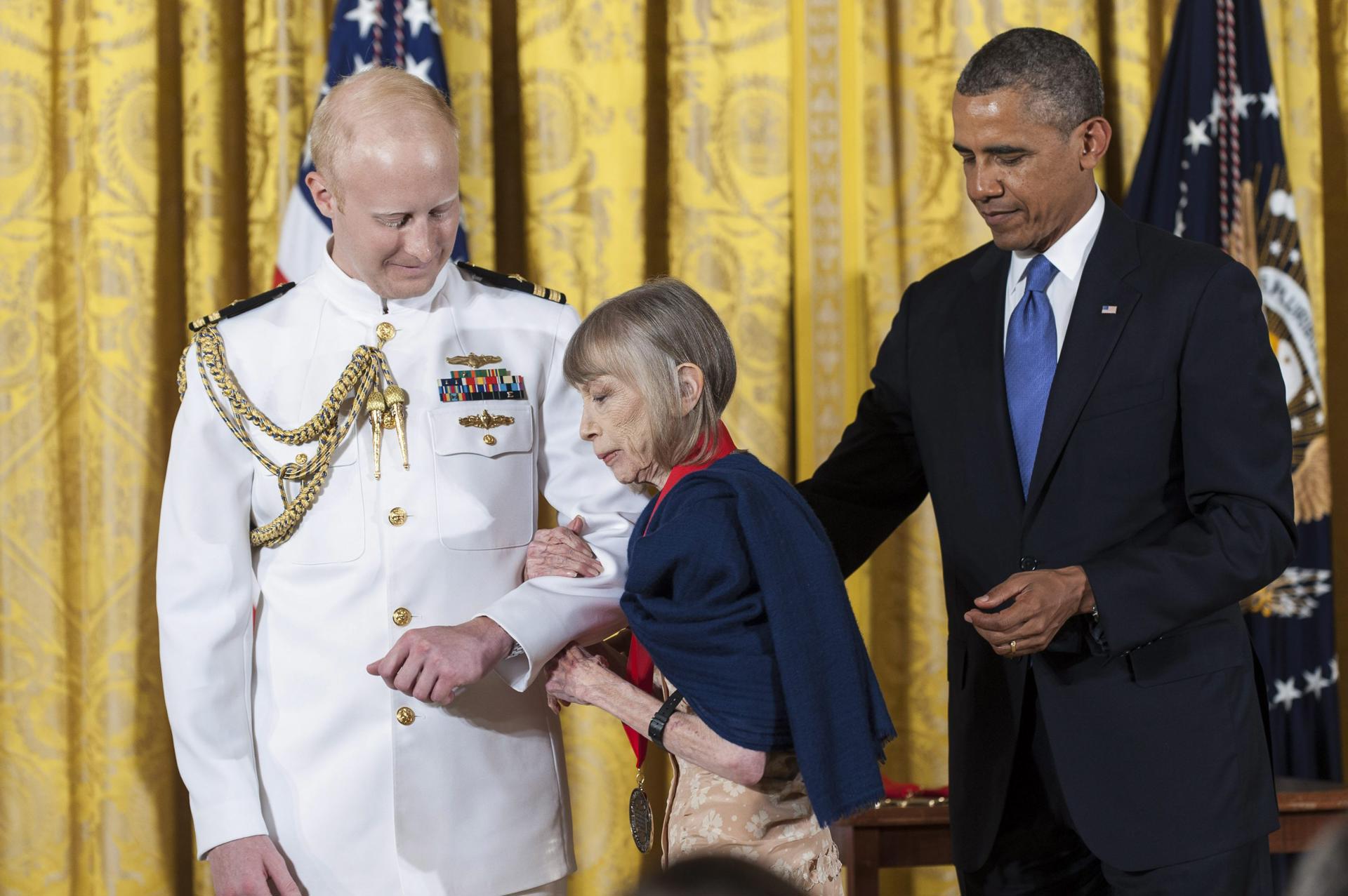Foto de archivo de Joan Didion (c) cuando recibió en 2013 la Medalla Nacional de Humanidades de manos del entonces presidente estadounidense Barack Obama (d). EFE/PETE MAROVICH / POOL