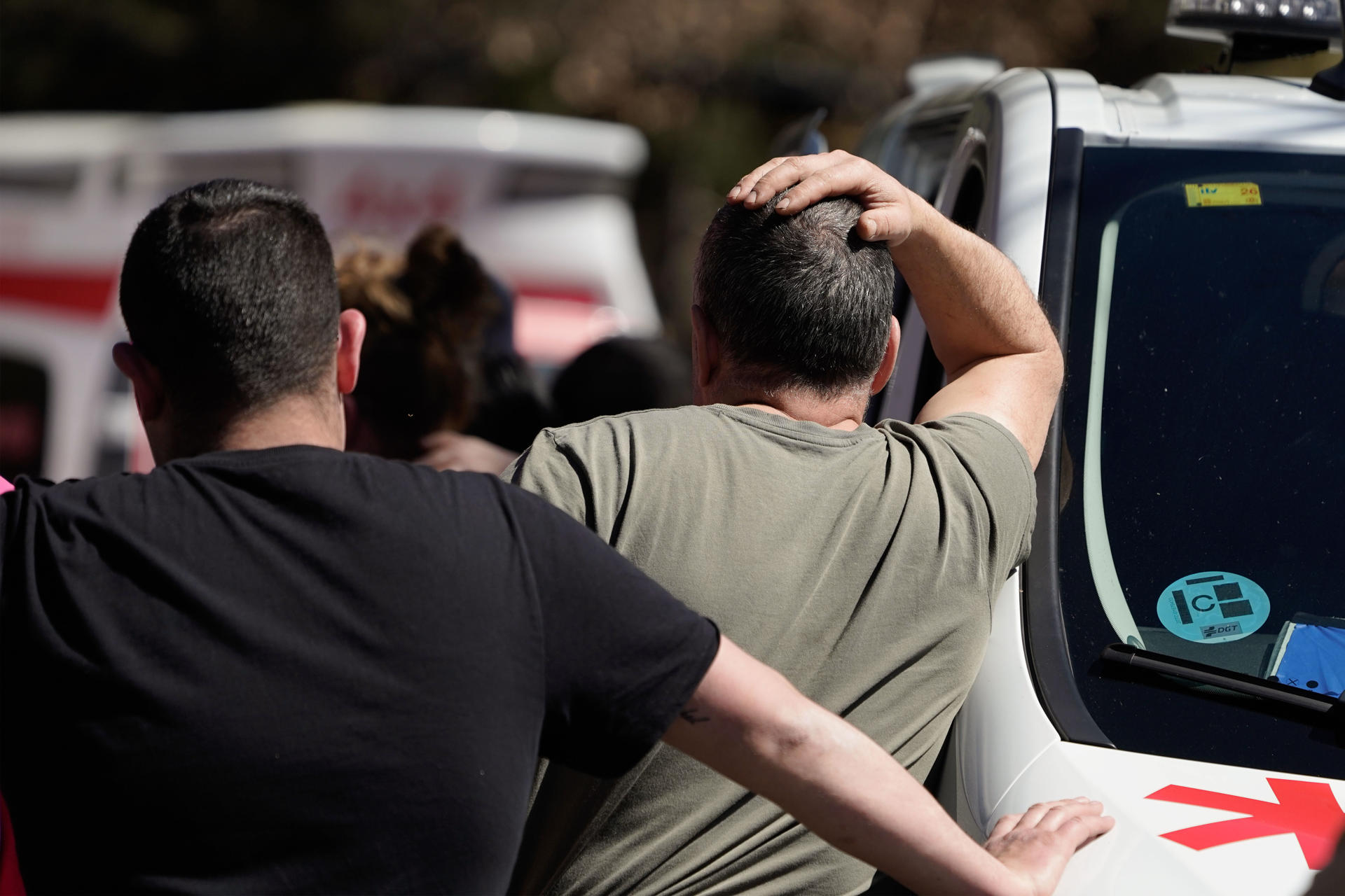 Familiares de los heridos y fallecidos por la explosión de la mina de Cerredo este lunes, en el concejo asturiano de Degaña. EFE/ Paco Paredes