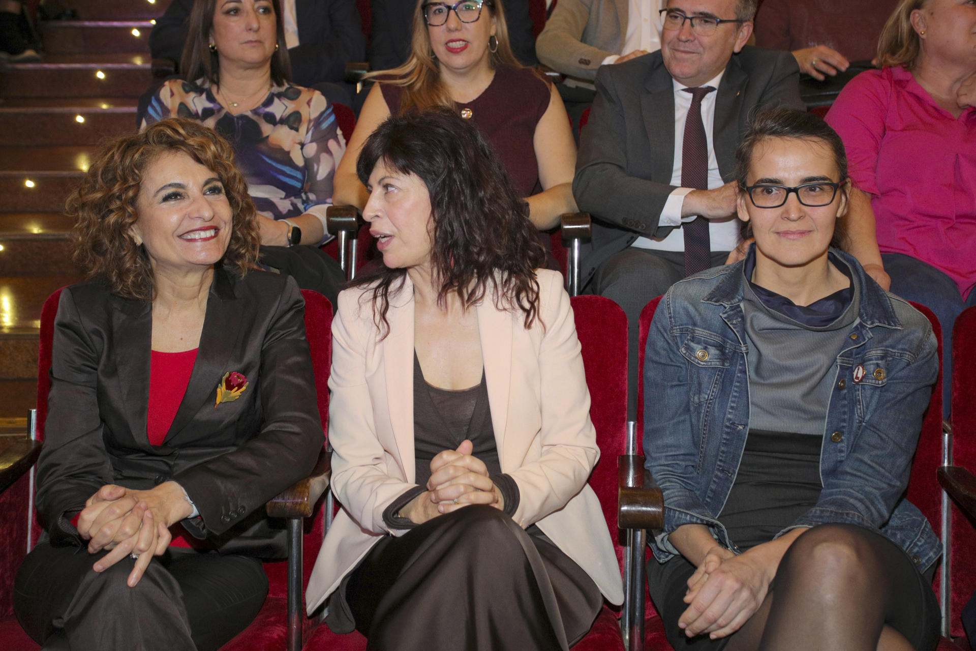 La ministra de Igualdad, Ana Redondo (c), la vicepresidenta primera del gobierno y ministra de Hacienda, Maria Jesús Montero (i), y la comisionada para la celebración de los 50 años de españa en libertad, Carmina Gustran (d), en un acto de homenaje a los movimientos de mujeres y a las conquistas en materia de igualdad en estos 50 años de democracia celebrado, este viernes. EFE/ Pepe Torres
