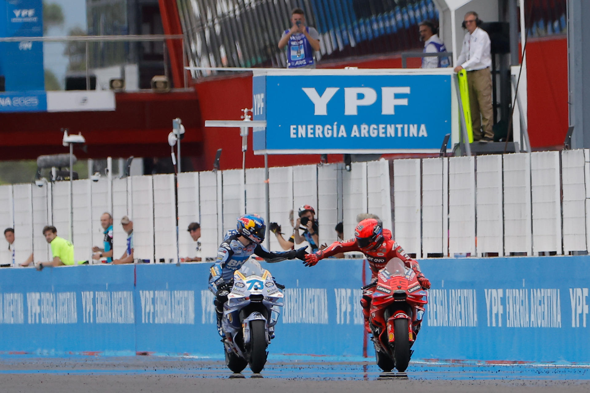 El español Marc Márquez (d), de Ducati Lenovo, celebra al ganar con Alex Márquez (segundo lugar), de BK8 Gresini Racing MotoGP, el Gran Premio de Argentina de MotoGP 2025 este domingo, en el Circuito de Termas de Rio Hondo en Santiago del Estero (Argentina). EFE/ Juan Ignacio Roncoroni