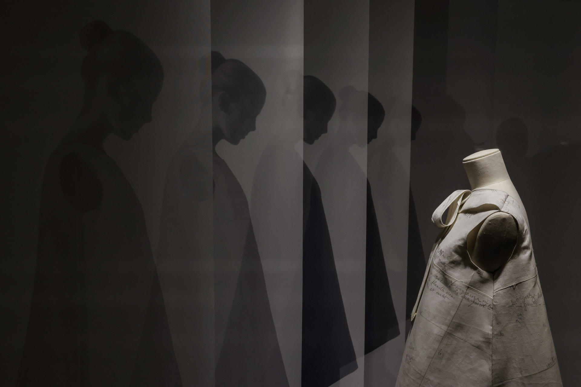 El Museo Balenciaga de Getaria presenta este viernes su nueva exposición, 'Balenciaga: Técnica. Materia.Forma'. EFE/Juan Herrero.