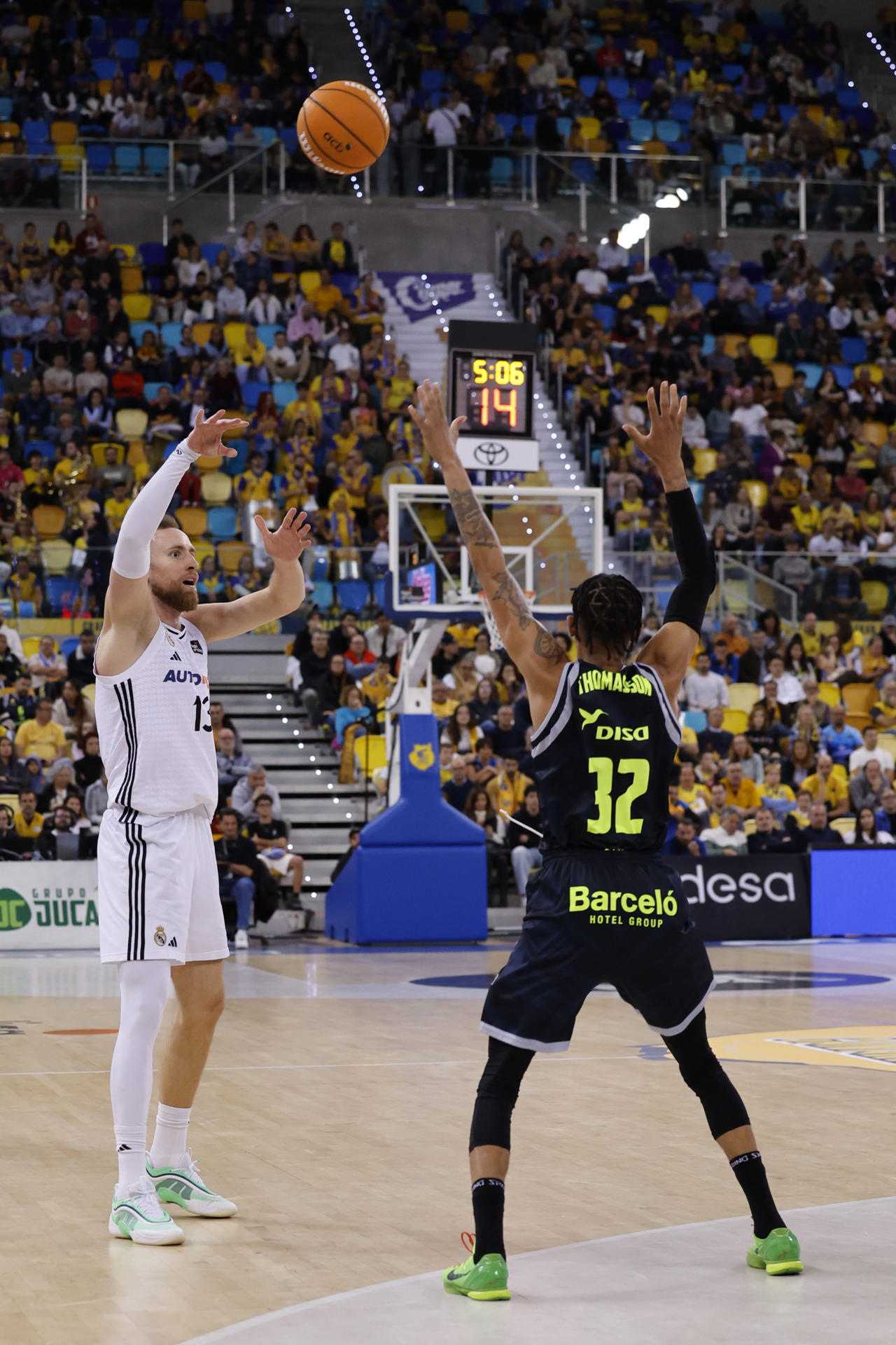 El jugador del Real Madrid Musa (i) y el jugador del Dreamland Gran Canaria Joe Thomasson (d) durante el partido de la jornada 21 de la Liga Endesa que ambos equipos disputaron este domingo en el Gran Canaria Arena, en Las Palmas de Gran Canaria. EFE/ Elvira Urquijo A.