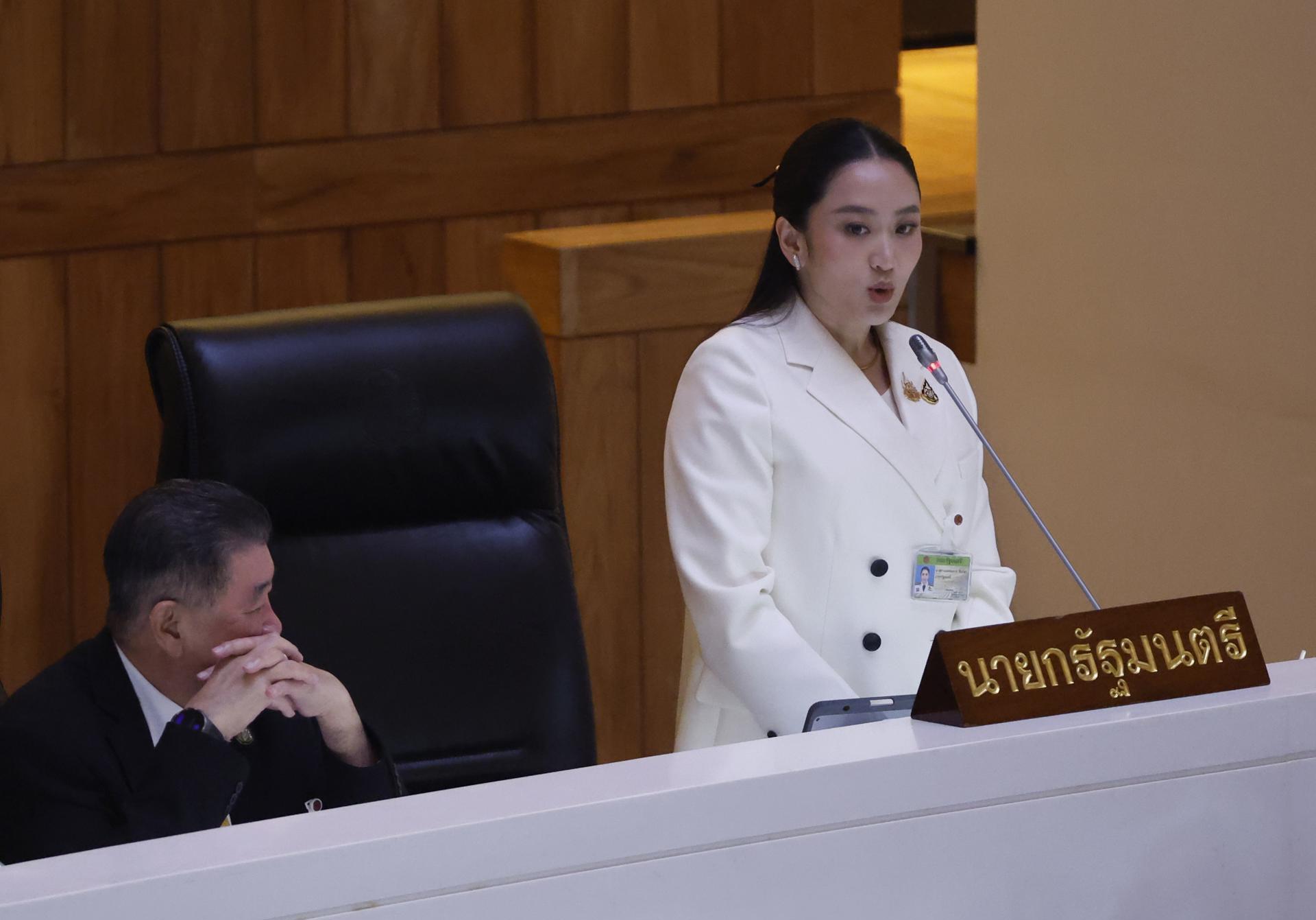 La primera ministra de Tailandia, Paetongtarn Shinawatra (d), toma la palabra durante el debate sobre la moción de censura presentada en su contra en el Parlamento.
EFE/EPA/NARONG SANGNAK