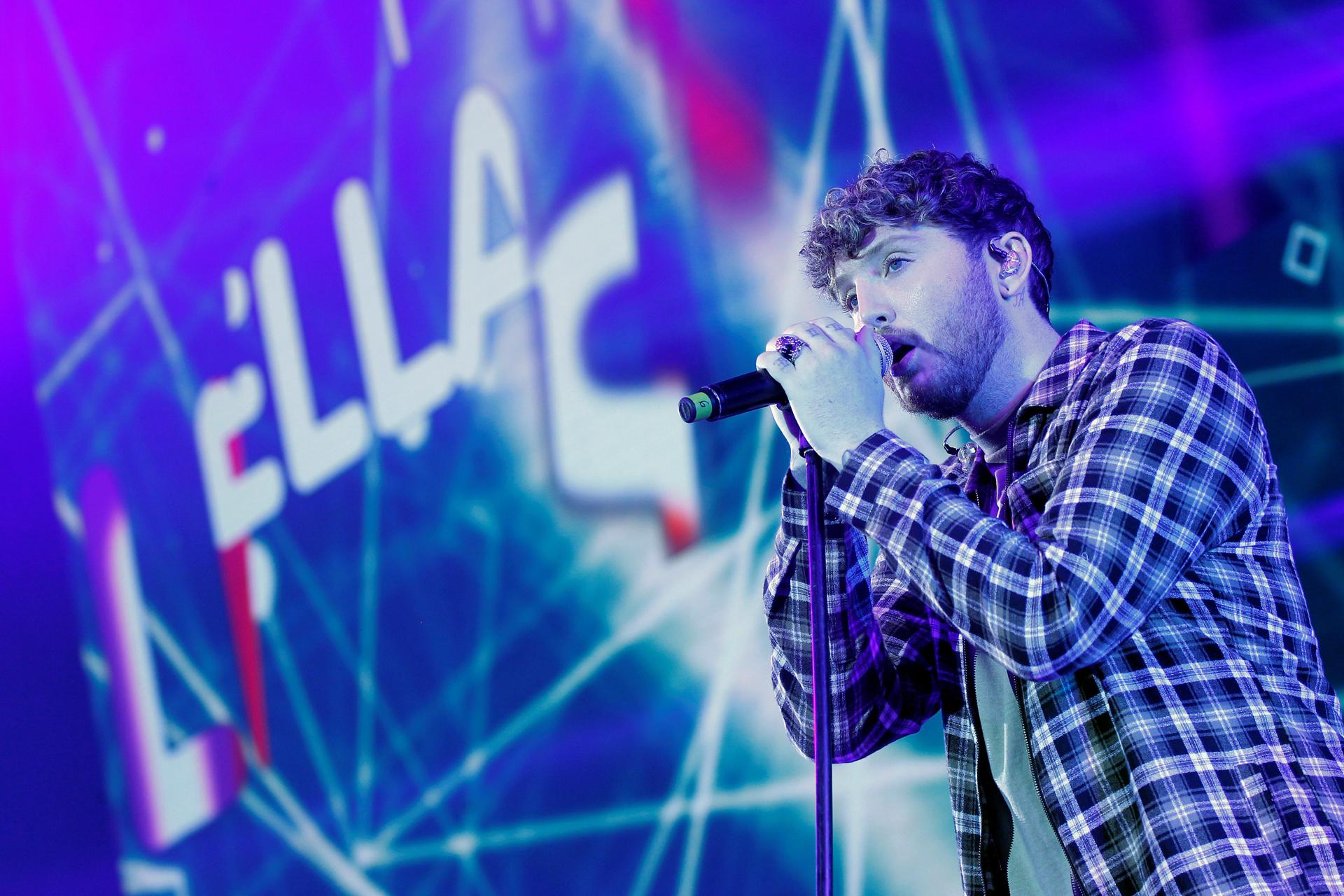 El cantante y compositor británico James Arthur durante un actuación. EFE / Victor Lerena.
