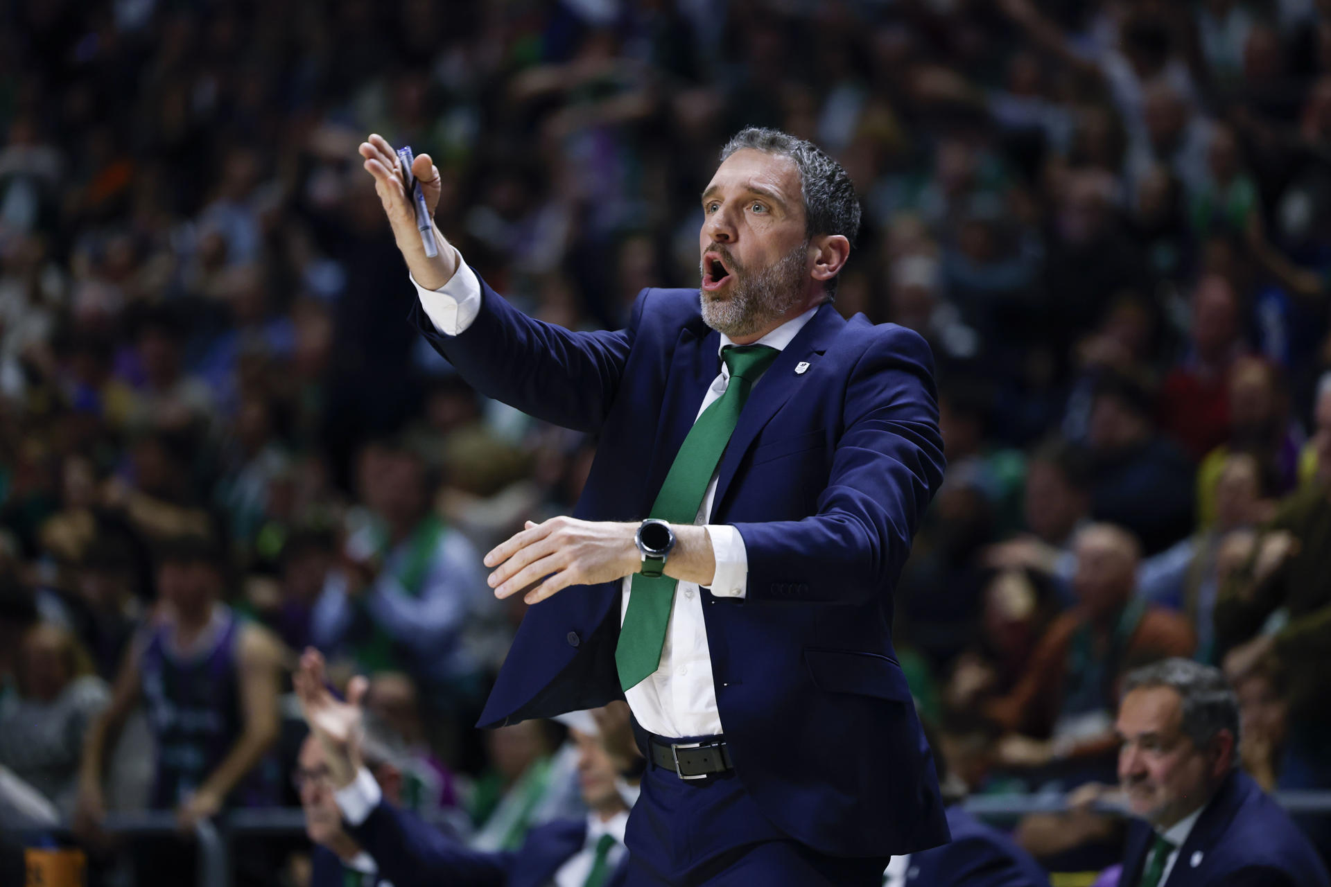 El entrenador de Unicaja, Ibon Navarro (c), durante el partido de la Liga Endesa de baloncesto que Unicaja y Real Madrid disputaron en el Palacio de Deportes José María Martín Carpena, en Málaga. EFE/Jorge Zapata