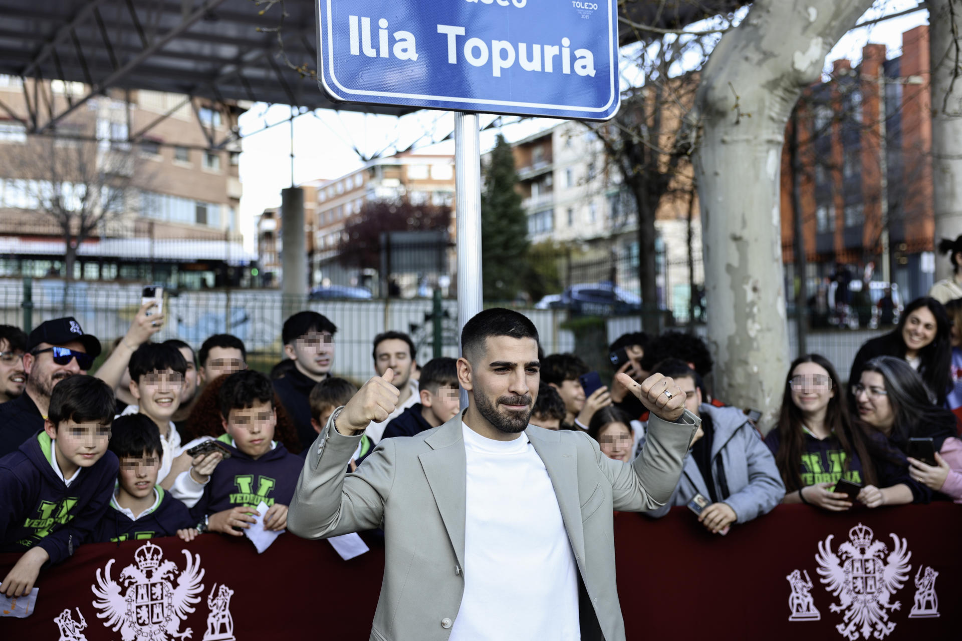 El campeón del mundo de peso pluma de la UFC de artes mixtas, Ilia Topuria, durante la inauguración el martes del pabellón de San Lázaro y el 'Paseo Ilia Topuria' en Toledo.-EFE/ Ismael Herrero