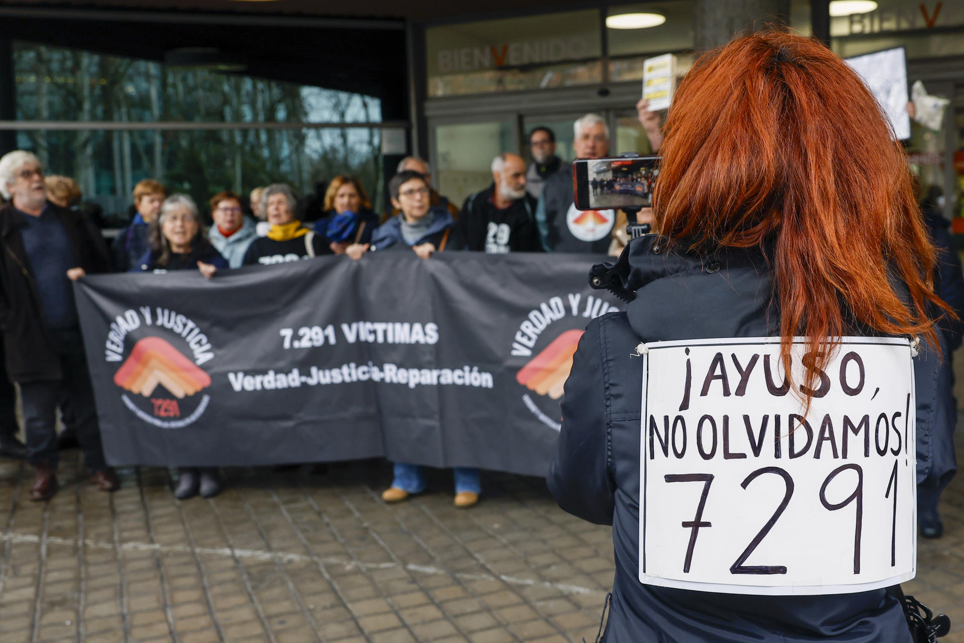 Miembros de la Asociación 7291 Verdad y Justicia se concentran frente a la Asamblea de Madrid. EFE/Chema Moya