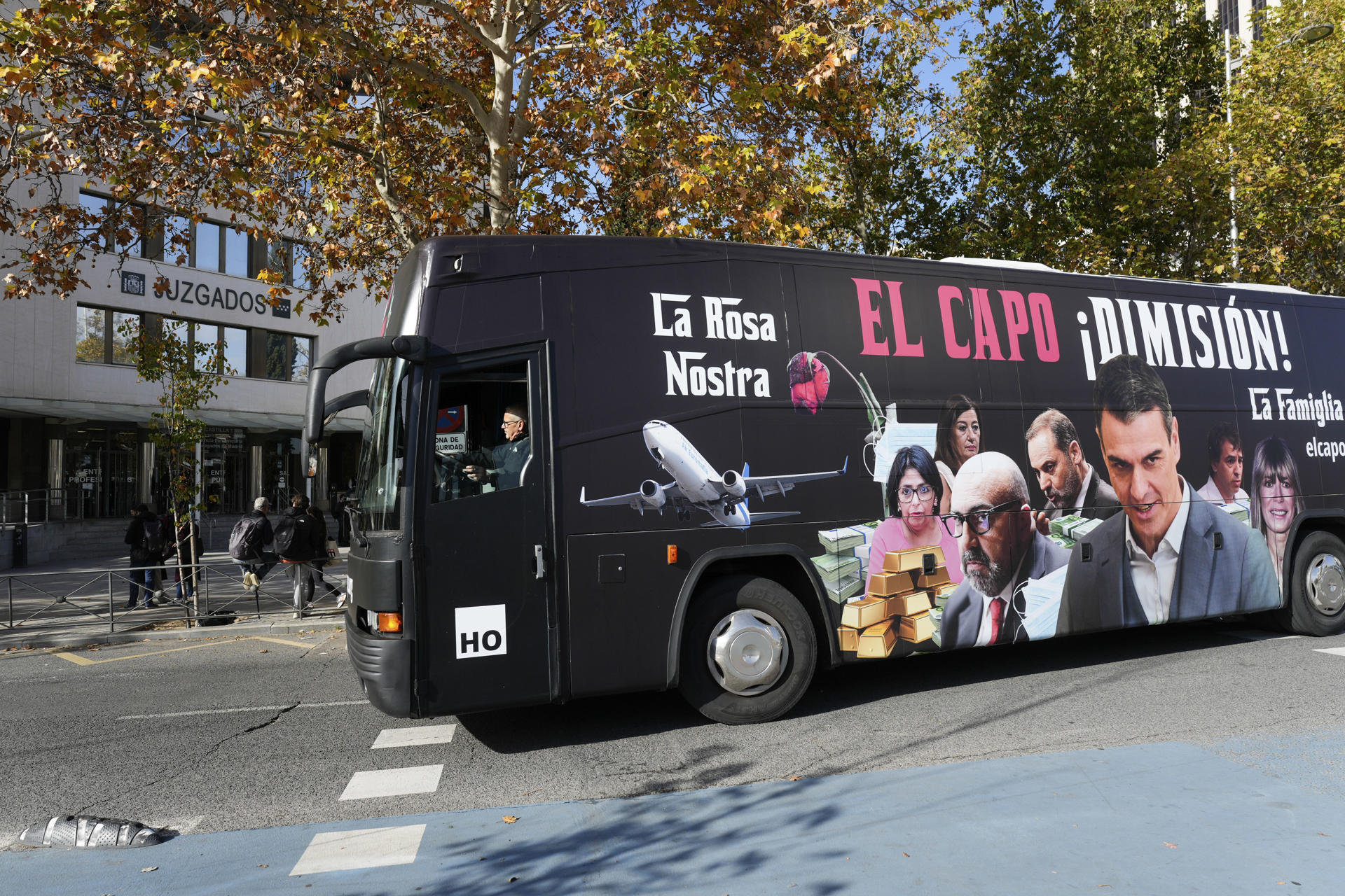 Imagen de archivo del autobús de la asociación Hazte Oír que recorre las calles de Madrid mostrando al presidente del Gobierno, su mujer y Koldo García, junto a los juzgados de Plaza Castilla en Madrid. EFE/ Borja Sanchez-Trillo