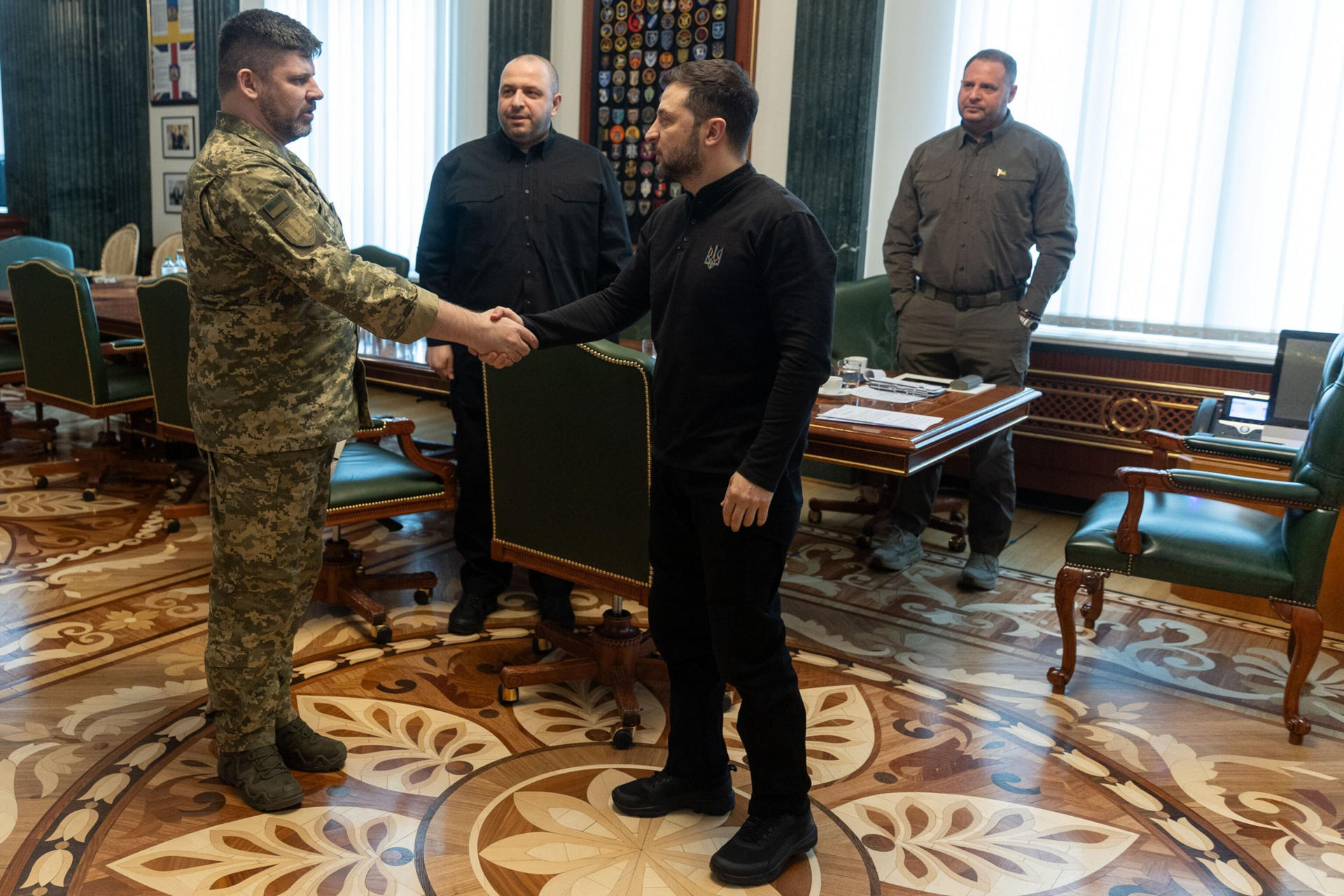 El presidente ucraniano, Volodimir Zelenski (d), recibe al nuevo jefe del Estado Mayor, Andrii Hnatov (i), en presencia del ministro de Defensa, Rustem Umerov, durante el encuentro celebrado en Kiev. EFE/Zelenski vía redes sociales