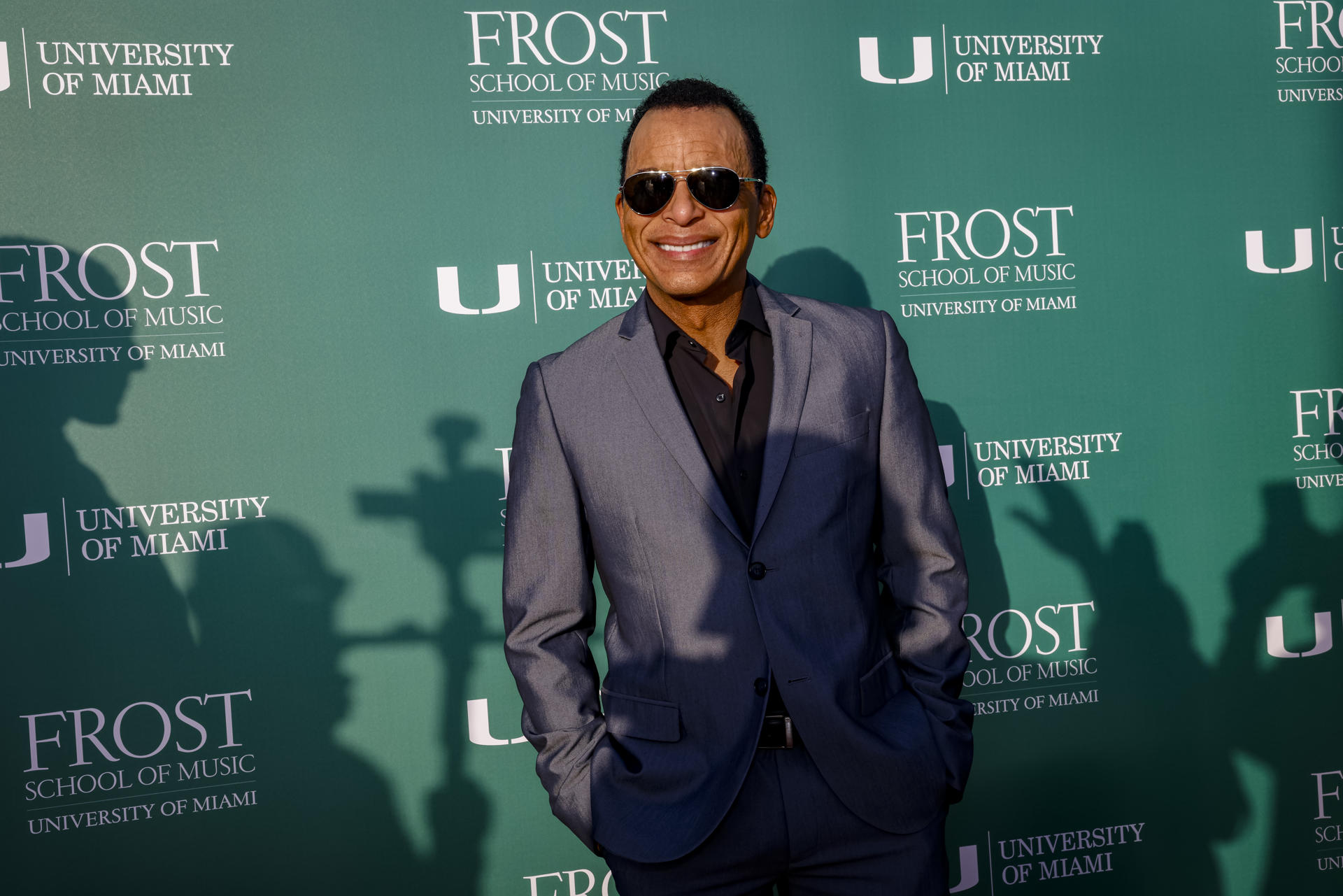 Fotografía de archivo del cantante cubano estadounidense Jon Secada en la alfombra roja de la inauguración del Knight Center for Music Innovation, en el campus de la UM en la ciudad de Coral Gables, aledaña a Miami, Florida. EFE/Eva Marie Uzcátegui