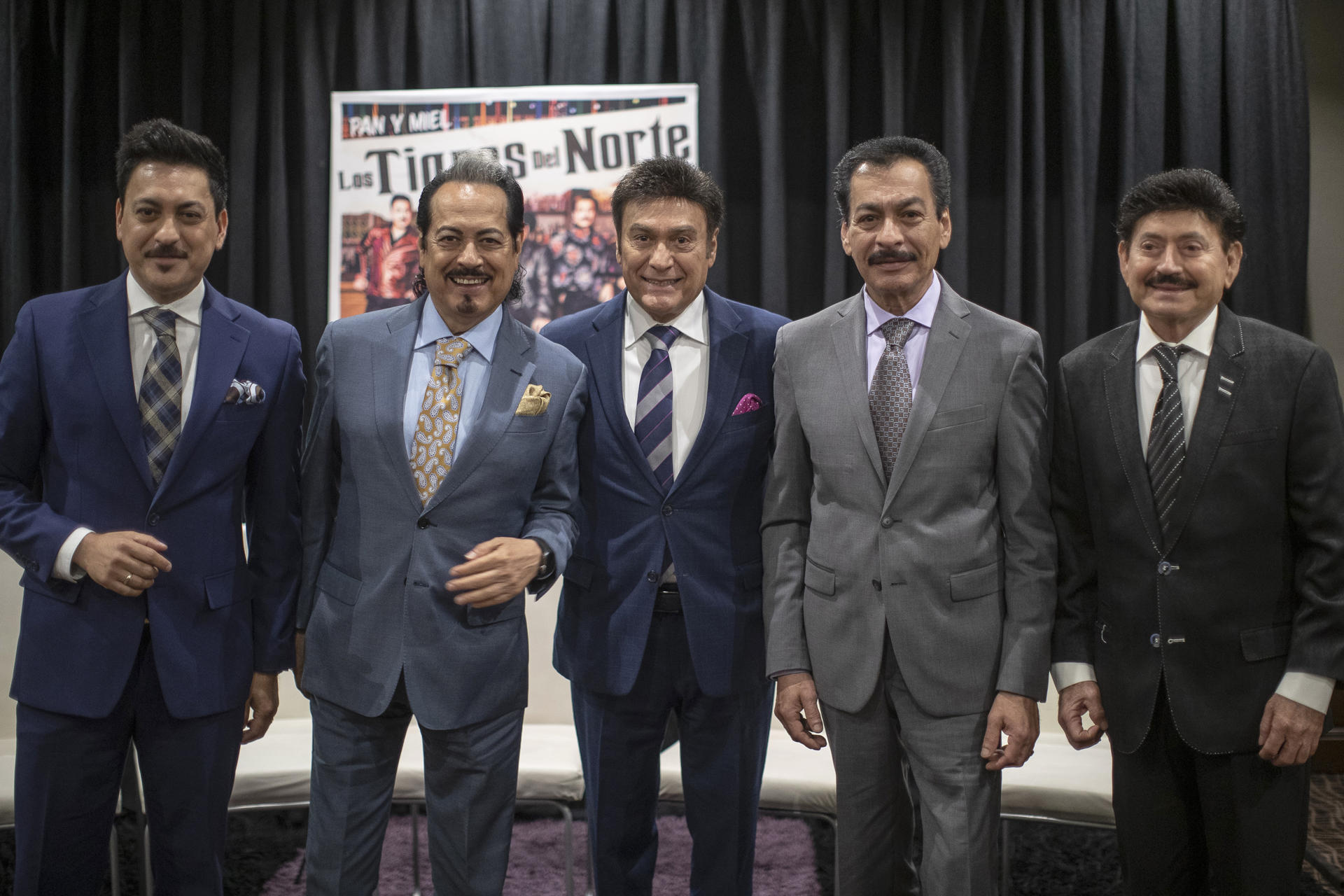 Fotografía de archivo en donde se ven los integrantes del grupo mexicano los Tigres del Norte. EFE/Isaac Esquivel
