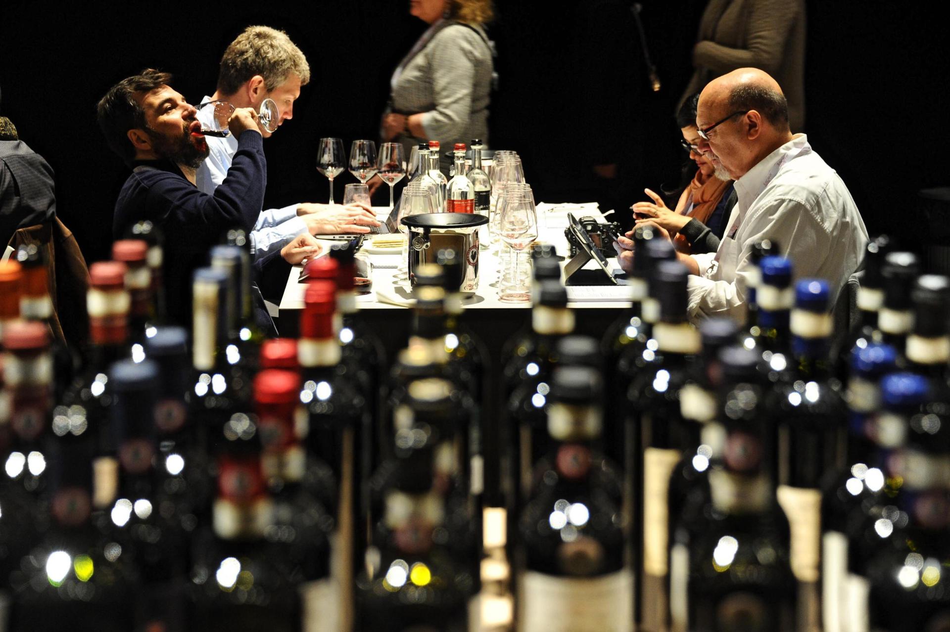 Imagen de archivo de varias personas que catan vino Chianti durante el evento "Colección clásica Chianti" en Florencia, Italia. El vino tinto Chianti es uno de los más famosos del mundo. EFE/Maurizio Degl' Innocenti
