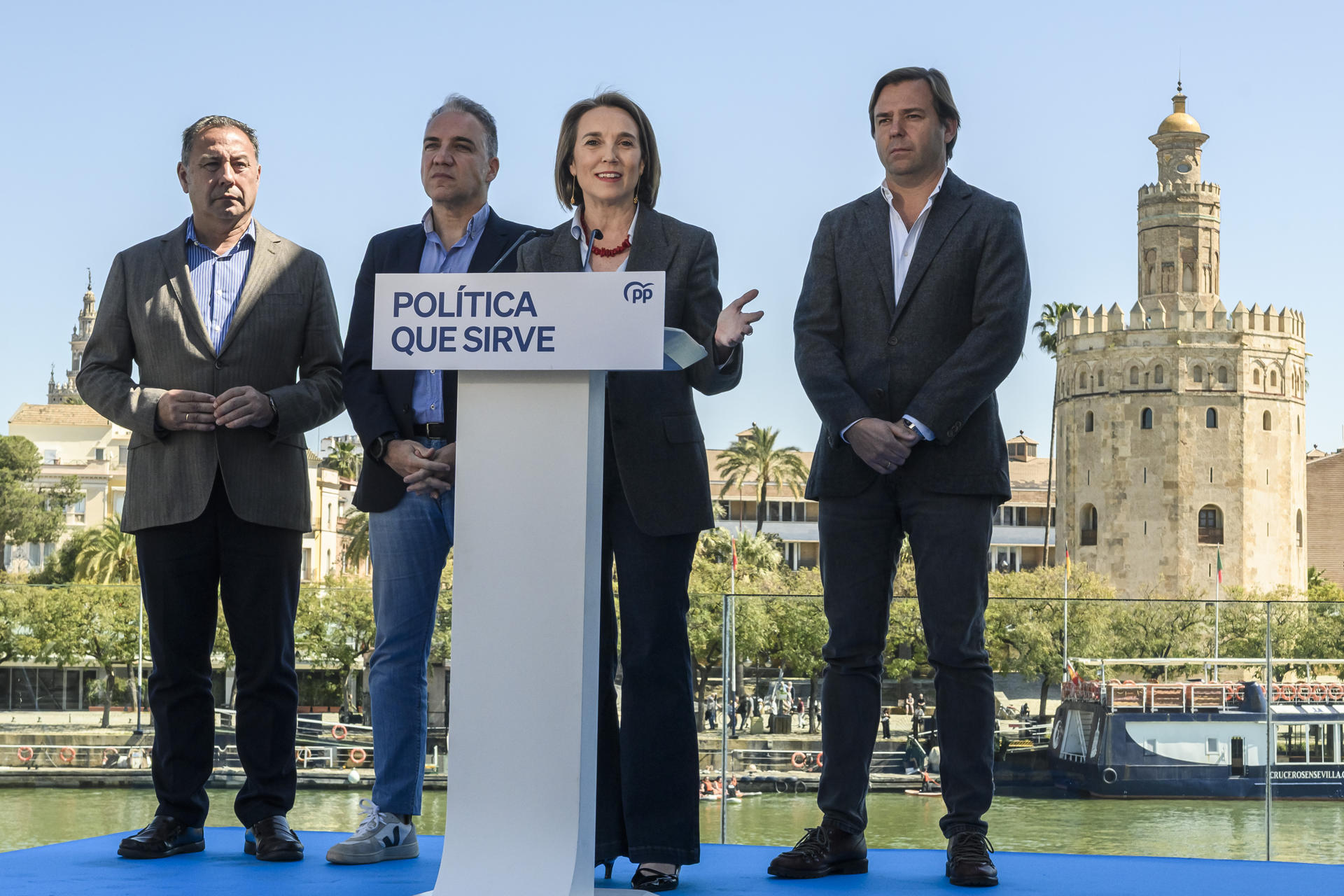 La secretaria general del PP, Cuca Gamarra (2d), el vicesecretario general de Coordinación Autonómica y Territorial y Análisis electoral del Partido Popular, Elías Bendodo (2i), el secretario general del PP de Andalucía, Antonio Repullo (d), y el delegado del Gobierno regional en Sevilla, Ricardo Sánchez (i), durante la rueda de prensa previa a la 27ª Interparlamentaria del PP que se celebra este fin de semana en Sevilla. EFE/ Raúl Caro